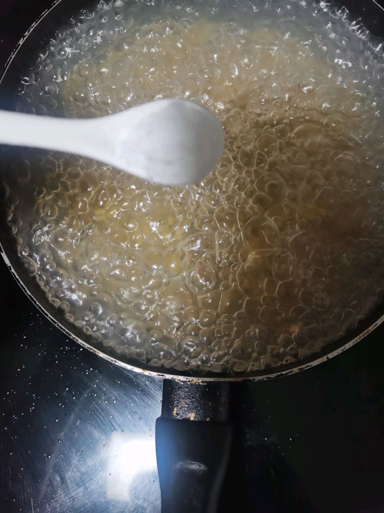 鸡汁芝麻油火腿粒意粉