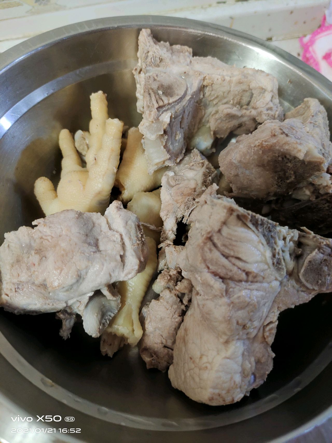 鸡爪炖脊骨