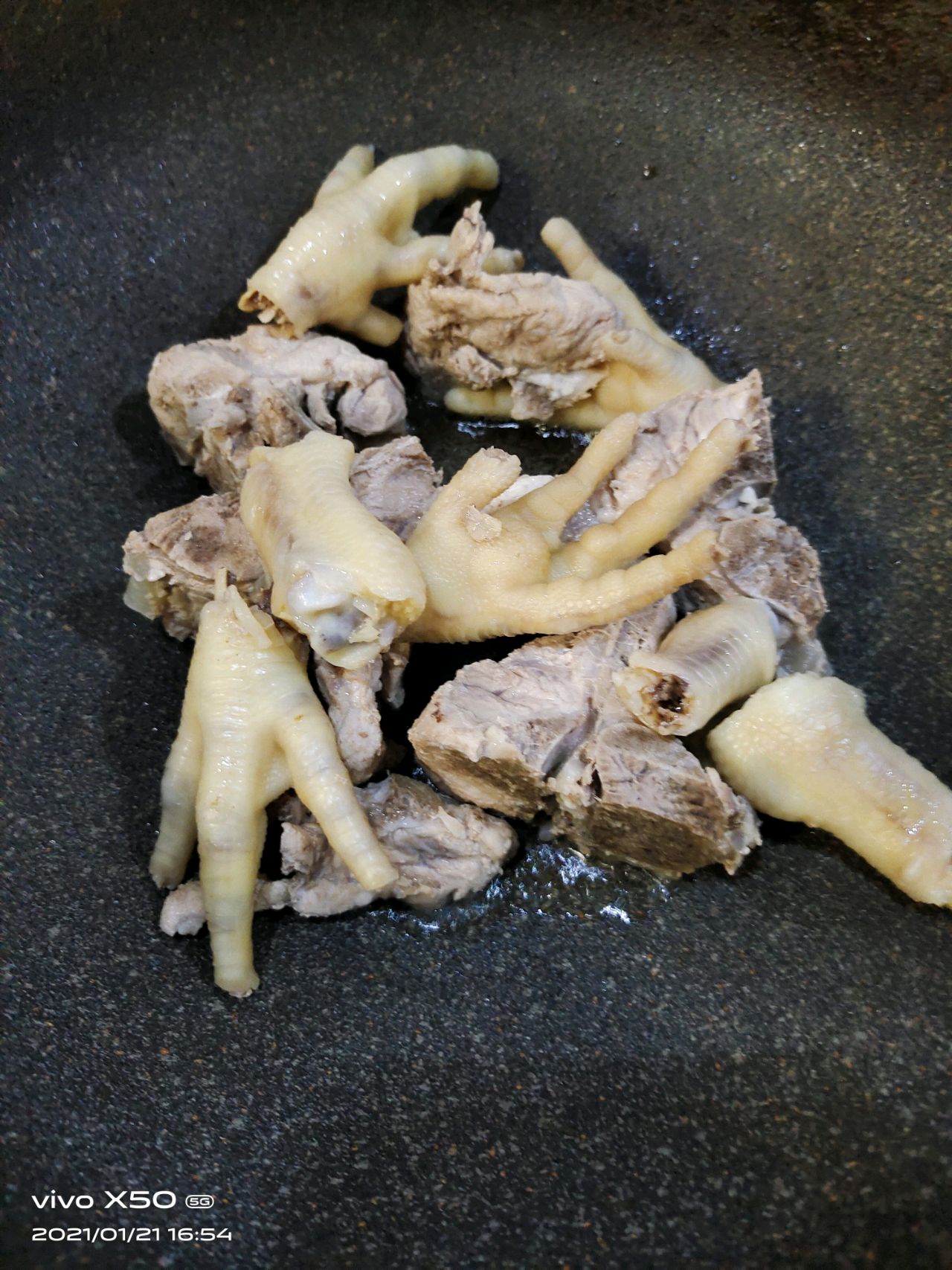 鸡爪炖脊骨