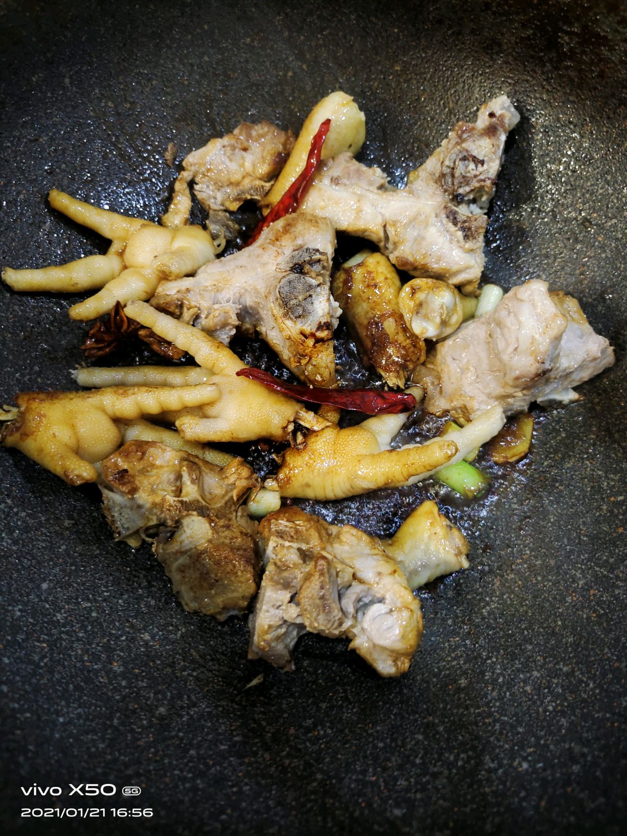 鸡爪炖脊骨