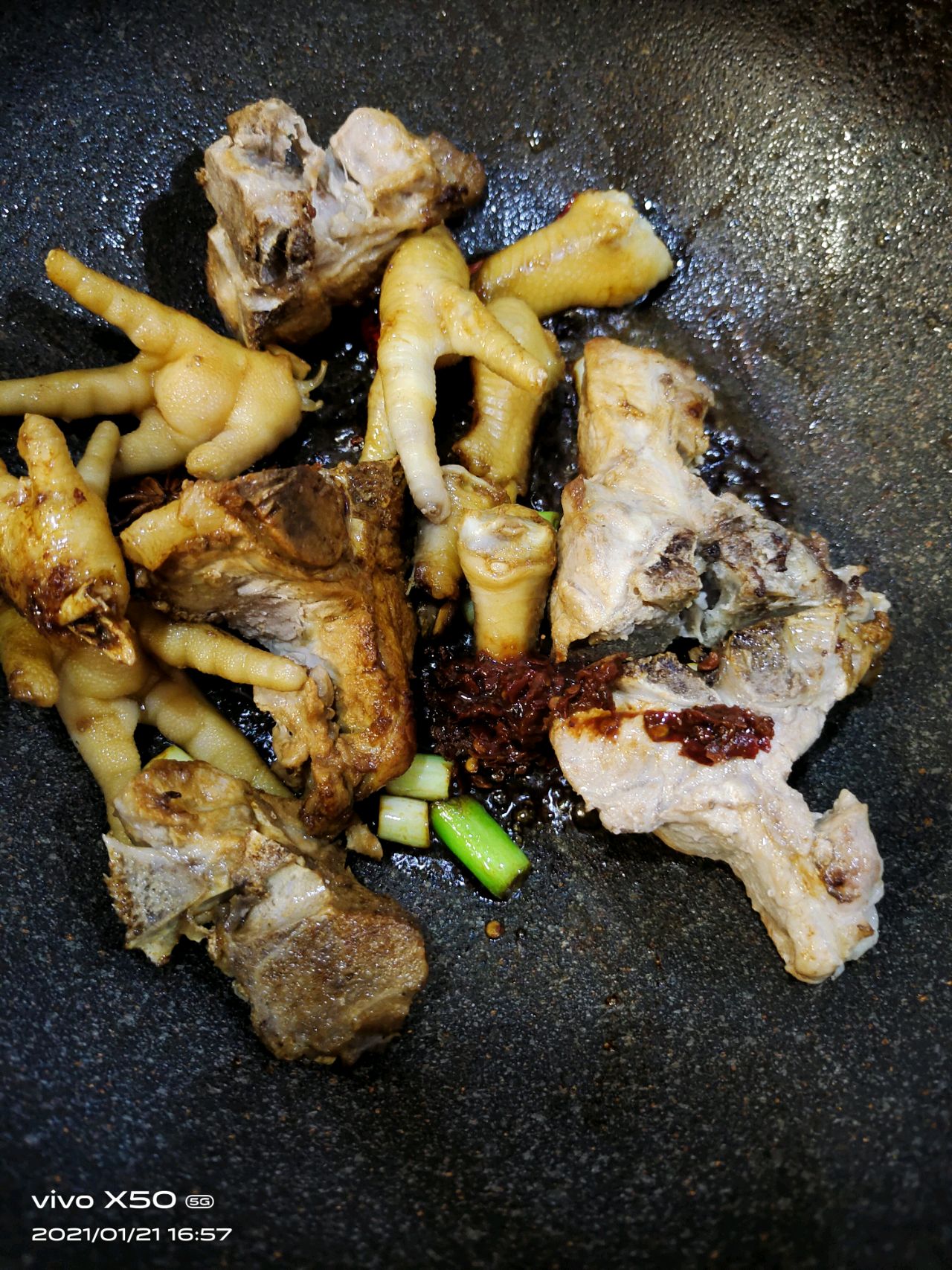 鸡爪炖脊骨