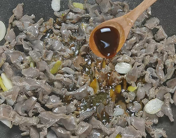 鸡肫炒蒜苔