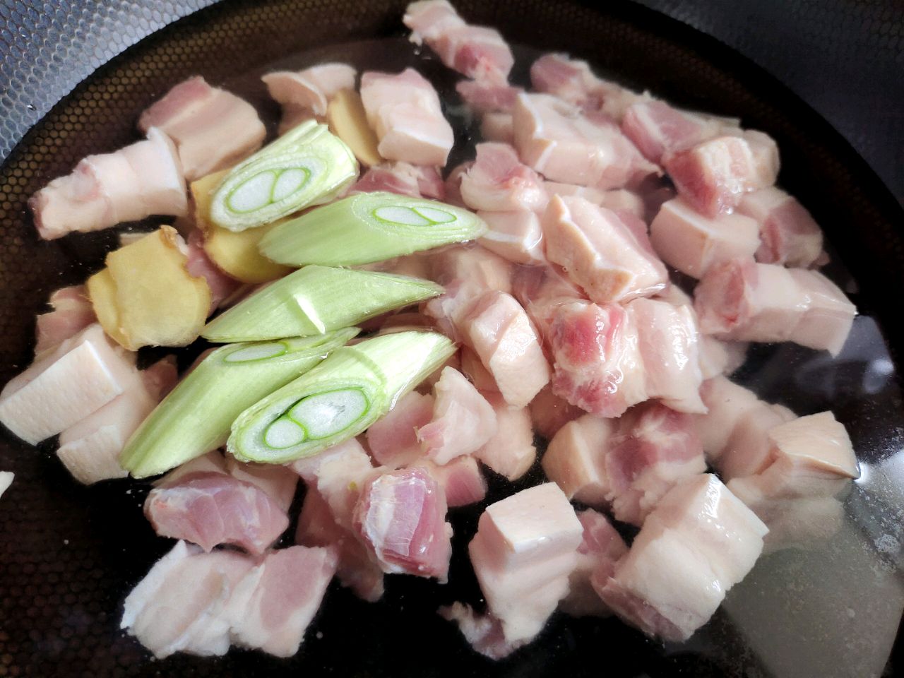 家常鹌鹑蛋红烧肉