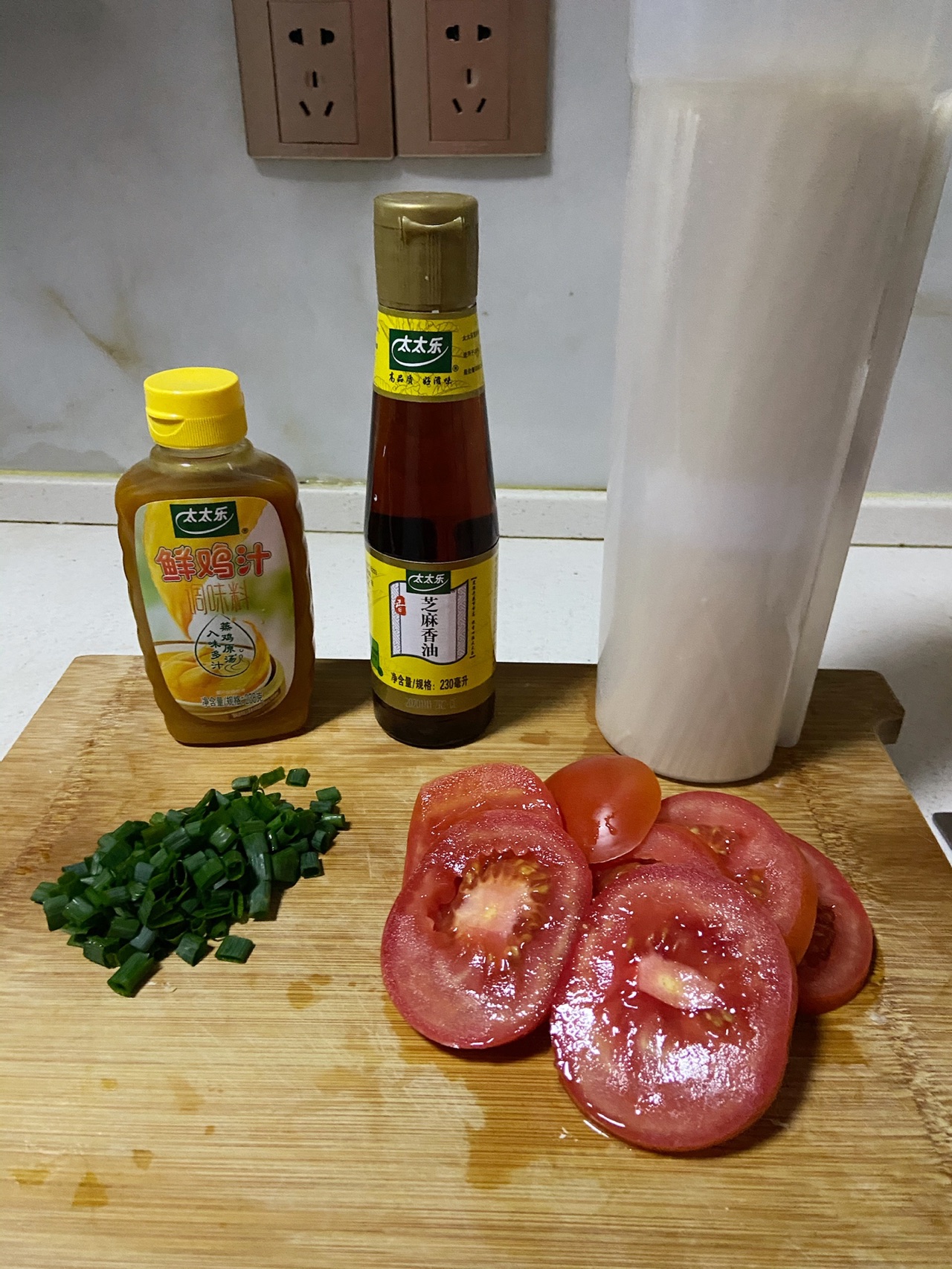 家常版鸡汁平菇肉丝番茄汤面