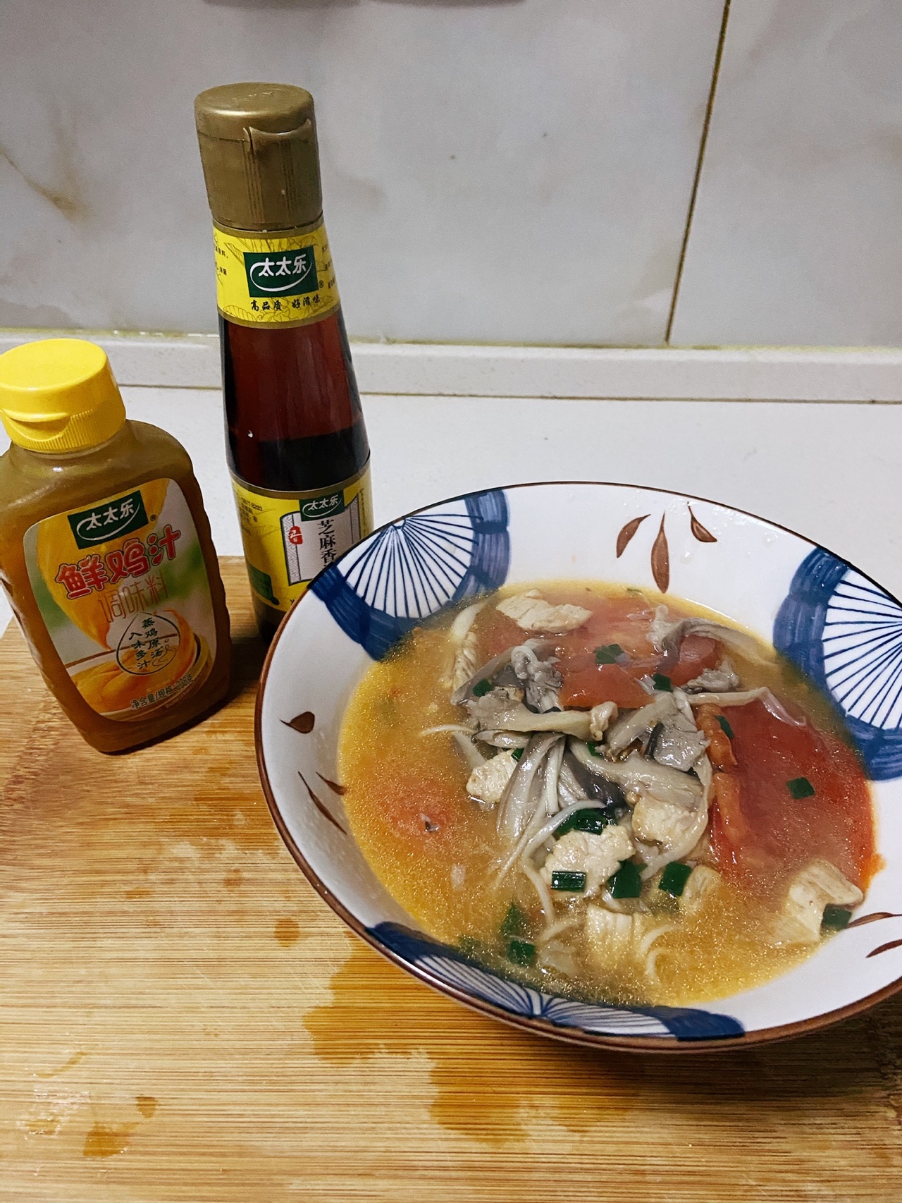 家常版鸡汁平菇肉丝番茄汤面