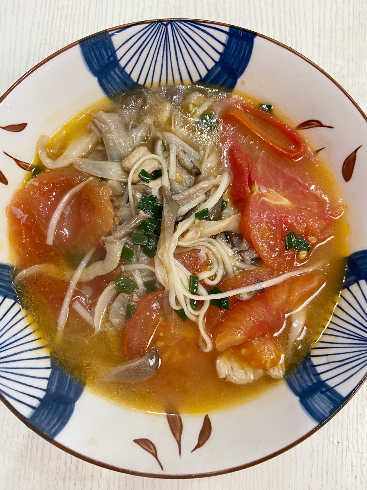 家常版鸡汁平菇肉丝番茄汤面