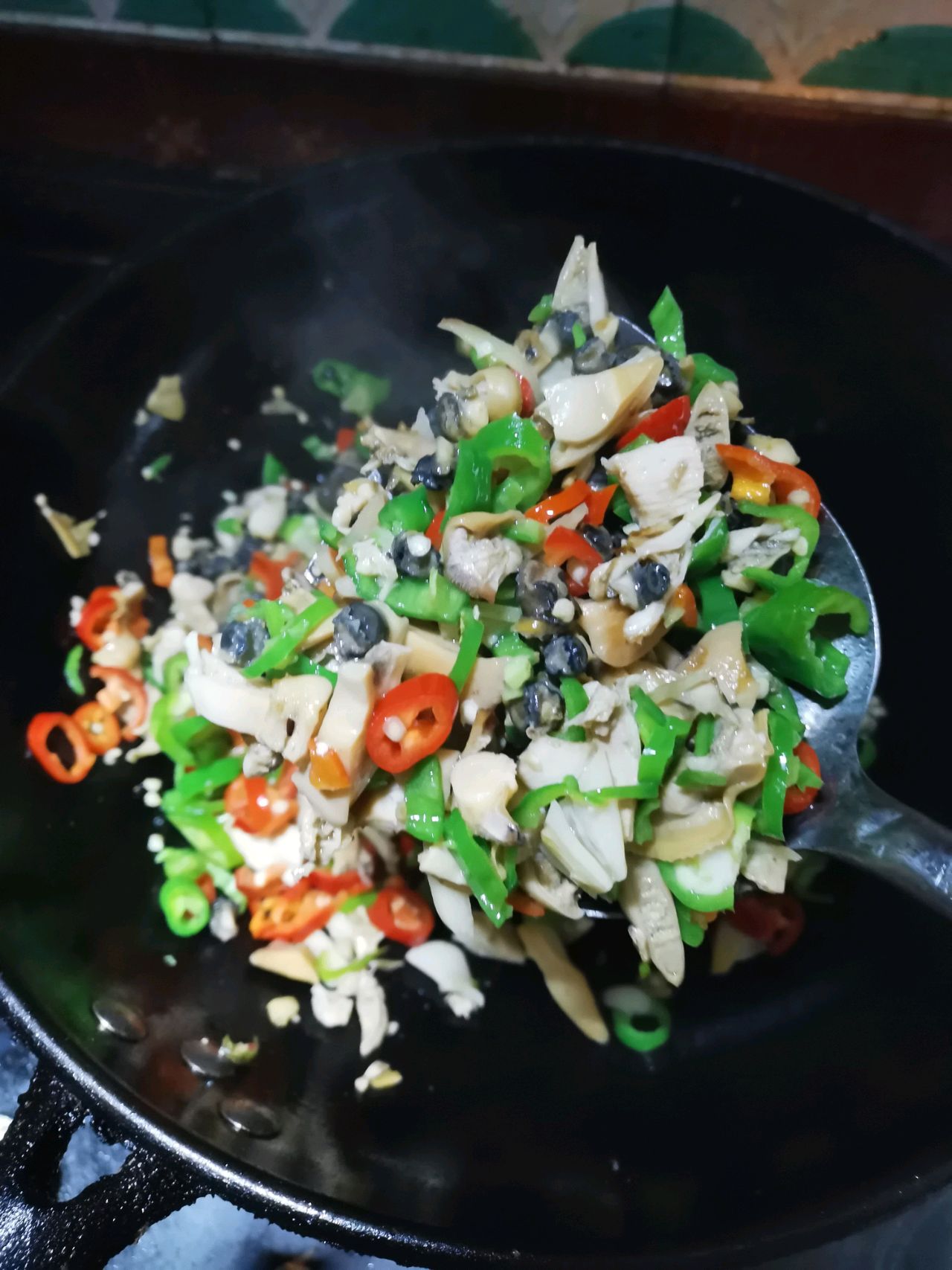 家常菜辣椒炒蚌肉