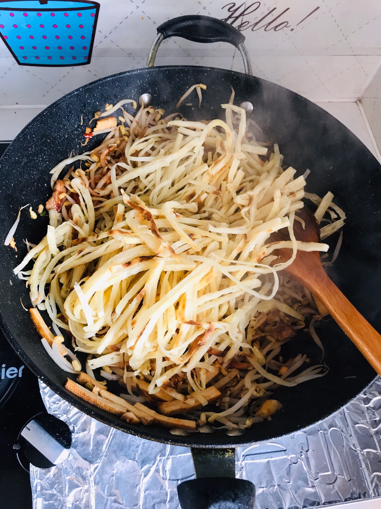 家常豆芽肉丝炒饼