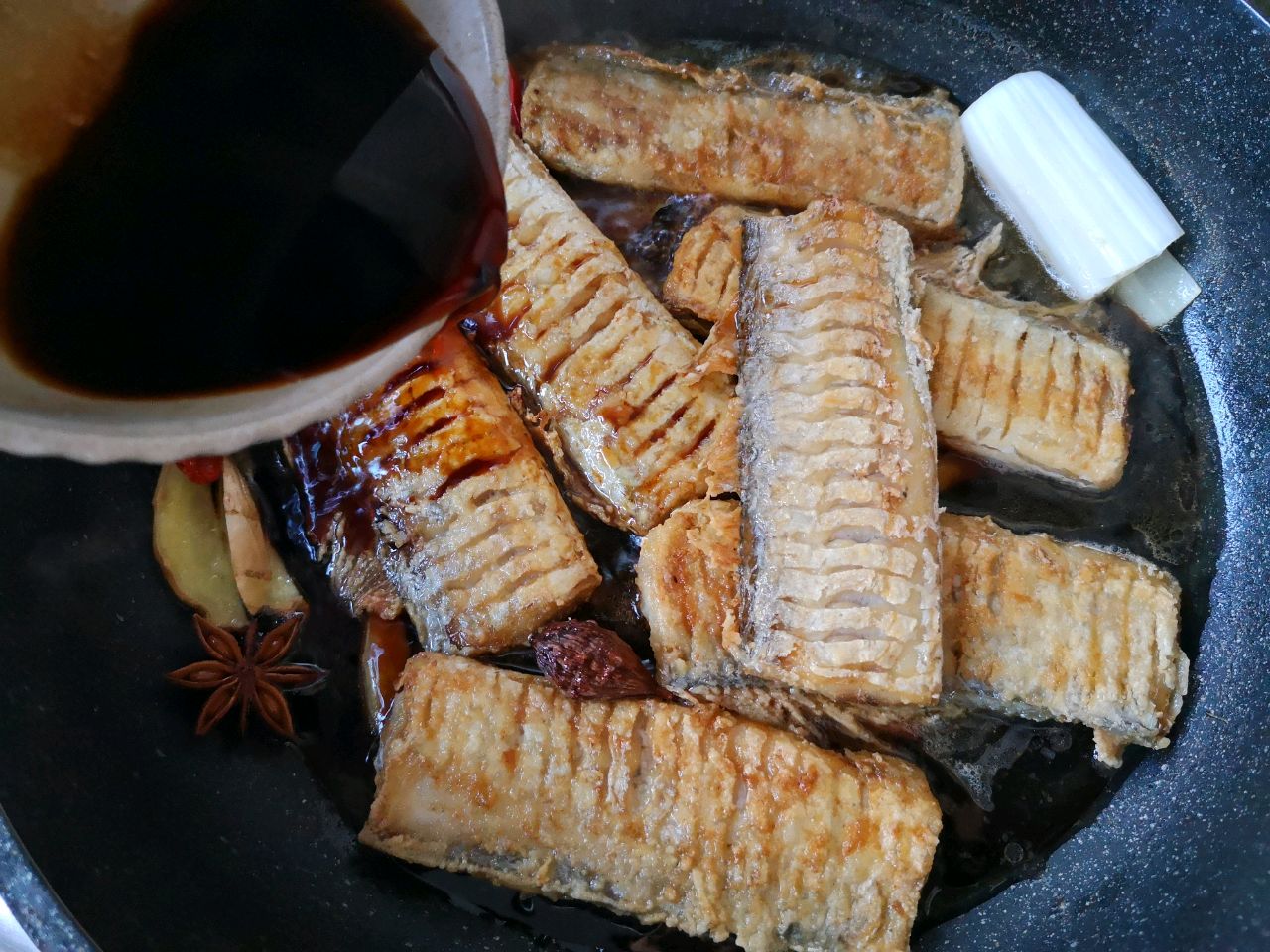 家常红烧带鱼