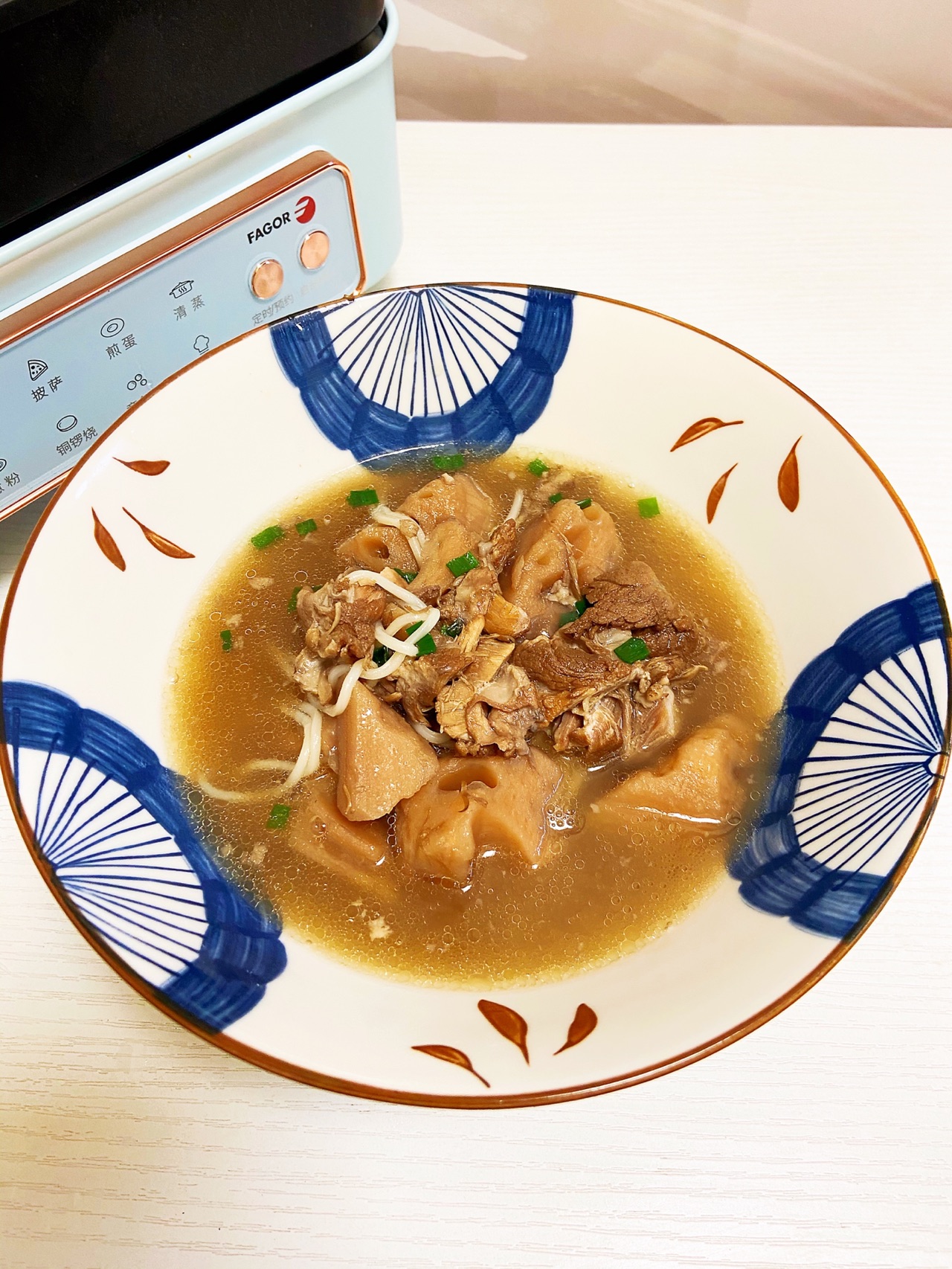 家常美食｜筒骨莲藕汤面
