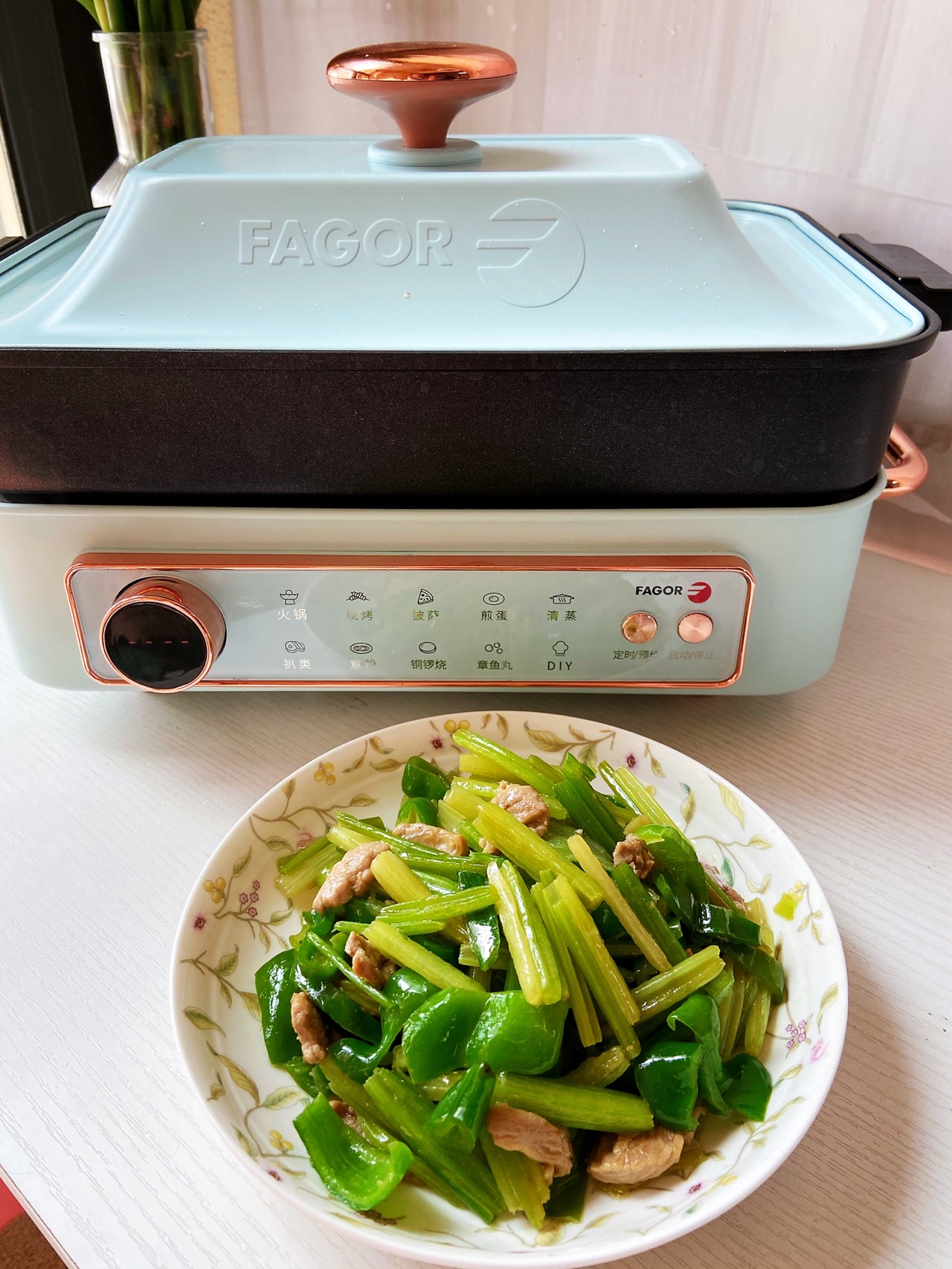 家常美食｜香芹炒肉 春节也要吃健康