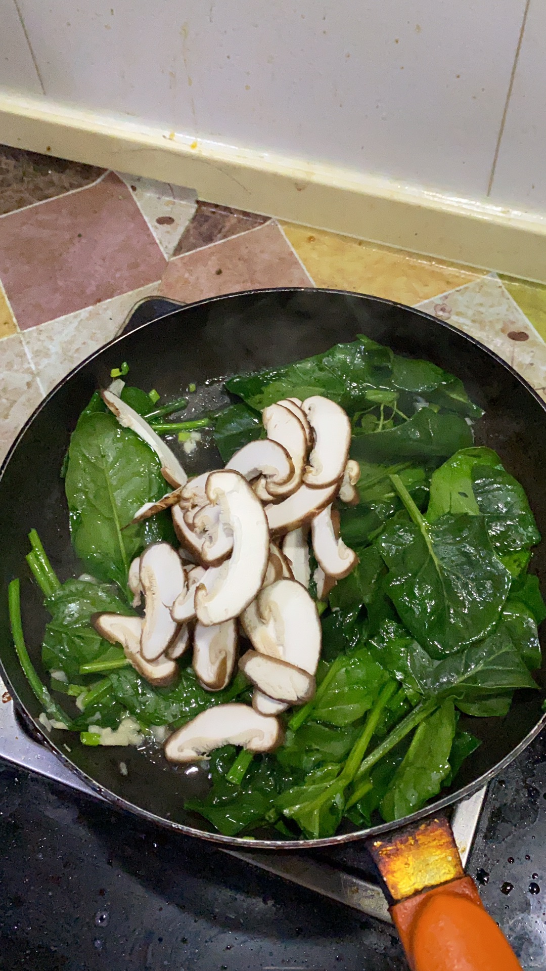 家常热汤菠菜香菇蛋汤