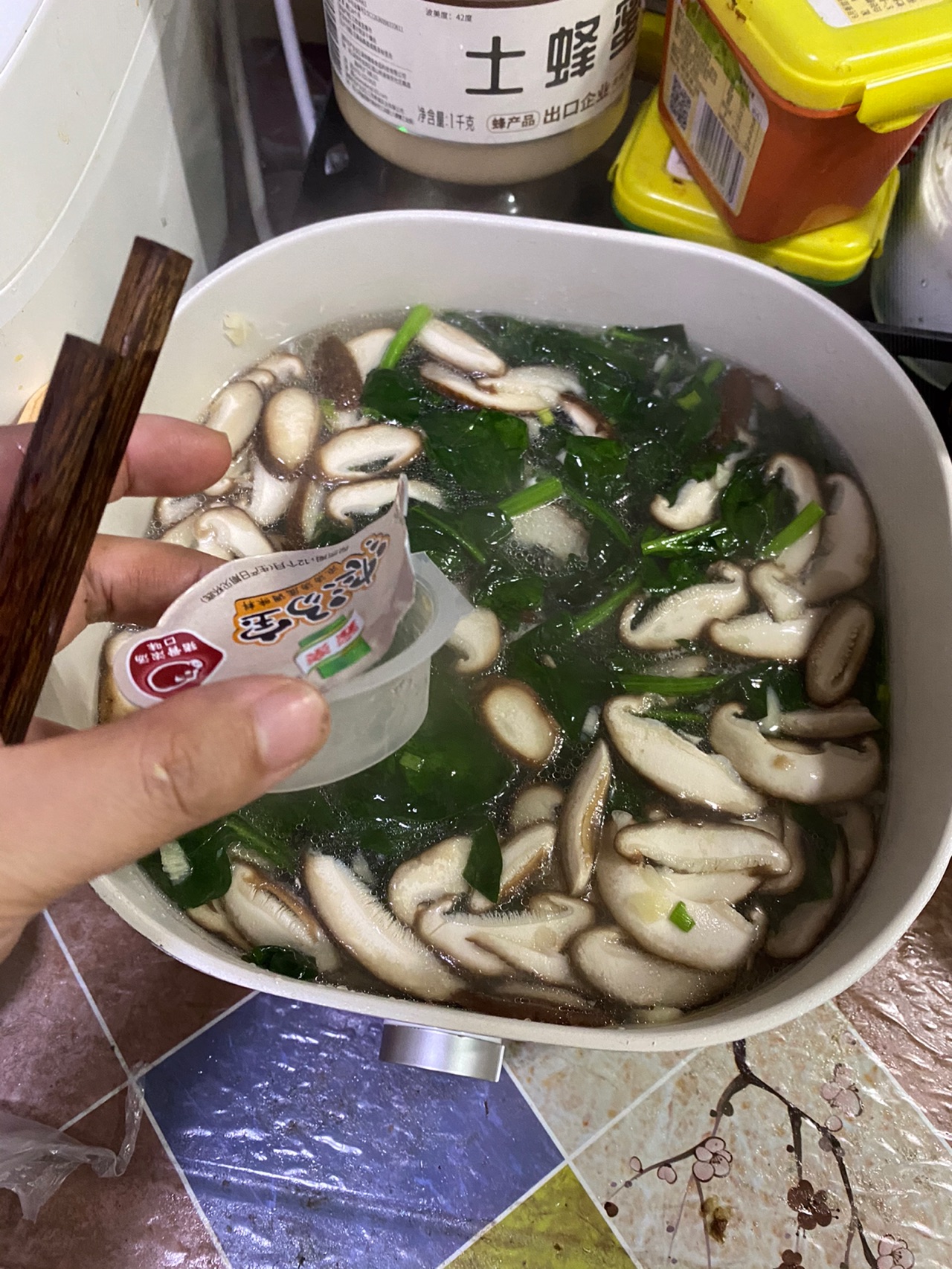 家常热汤菠菜香菇蛋汤