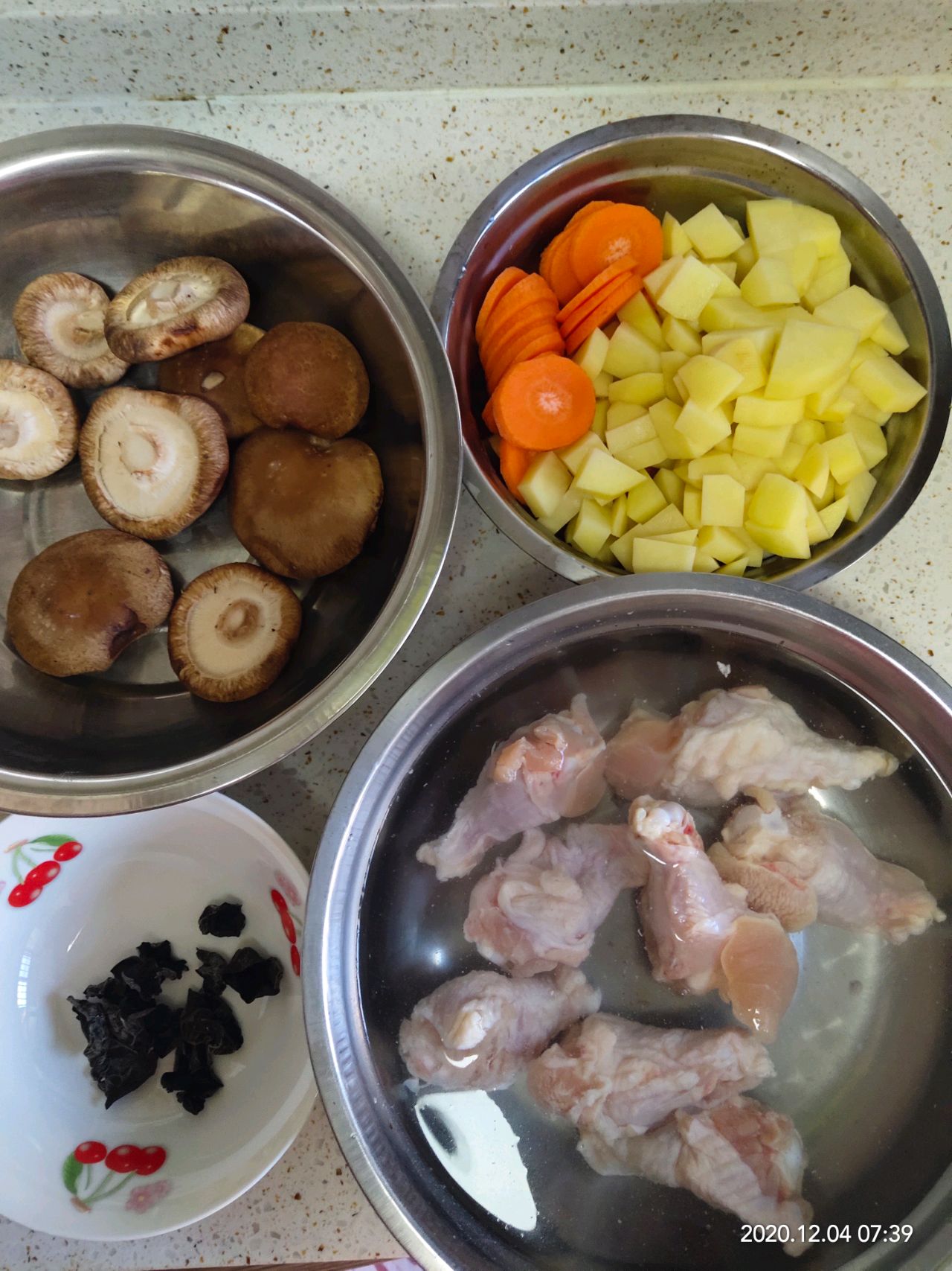家常土豆香菇炖鸡翅根