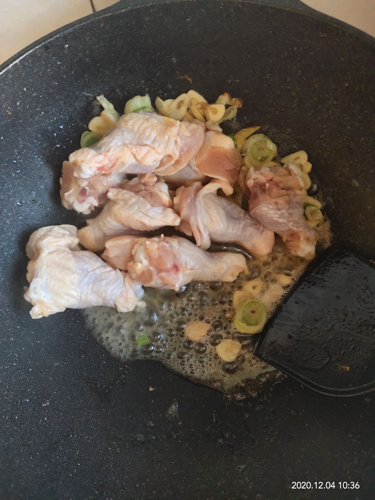 家常土豆香菇炖鸡翅根