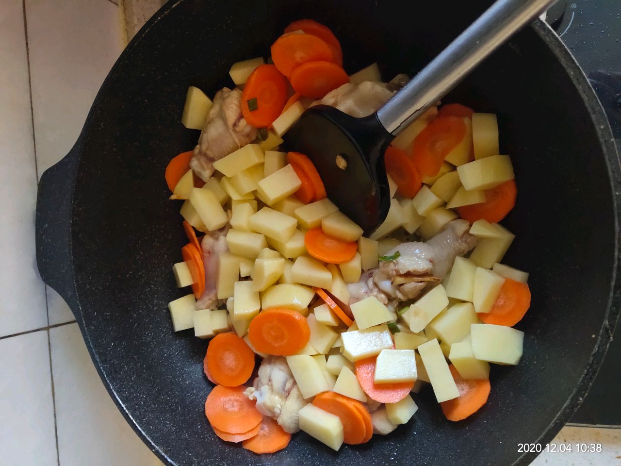 家常土豆香菇炖鸡翅根