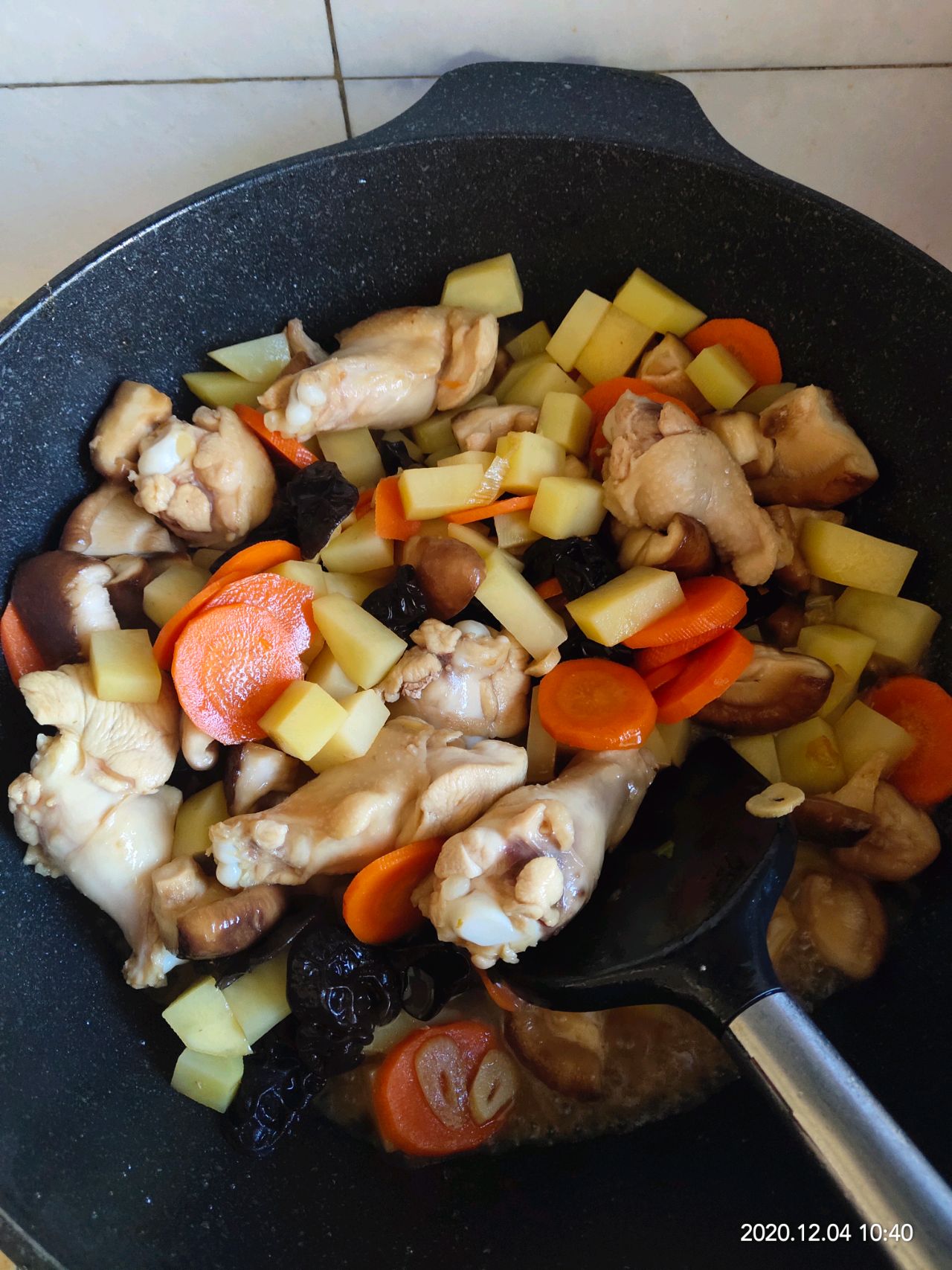 家常土豆香菇炖鸡翅根