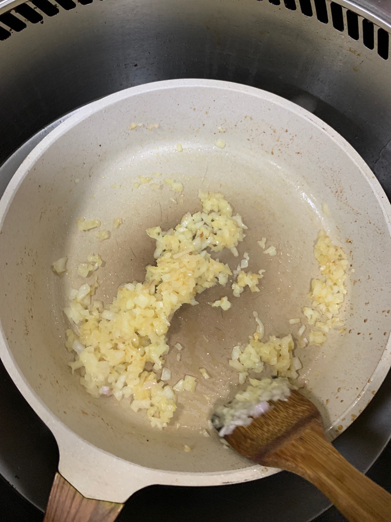 夹汉堡的牛肉饼