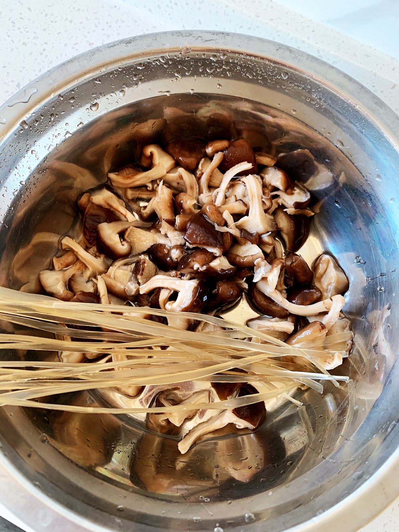 加胡萝卜的香菇炖鸡腿