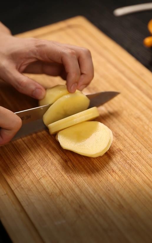 简单几步做出超下饭的糟辣干锅土豆片!