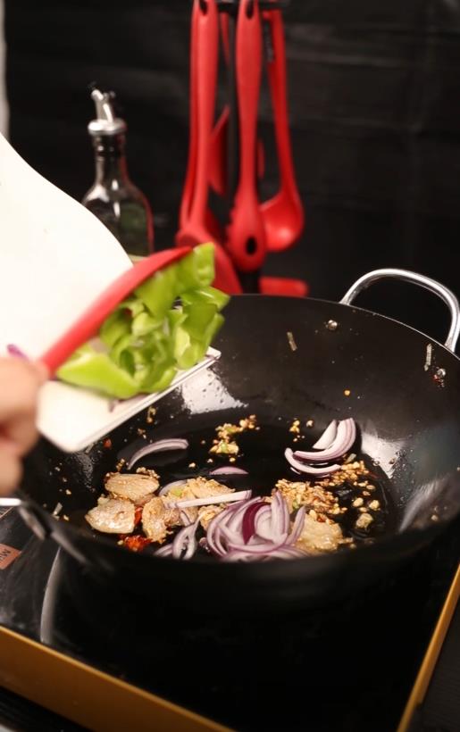 简单几步做出超下饭的糟辣干锅土豆片!