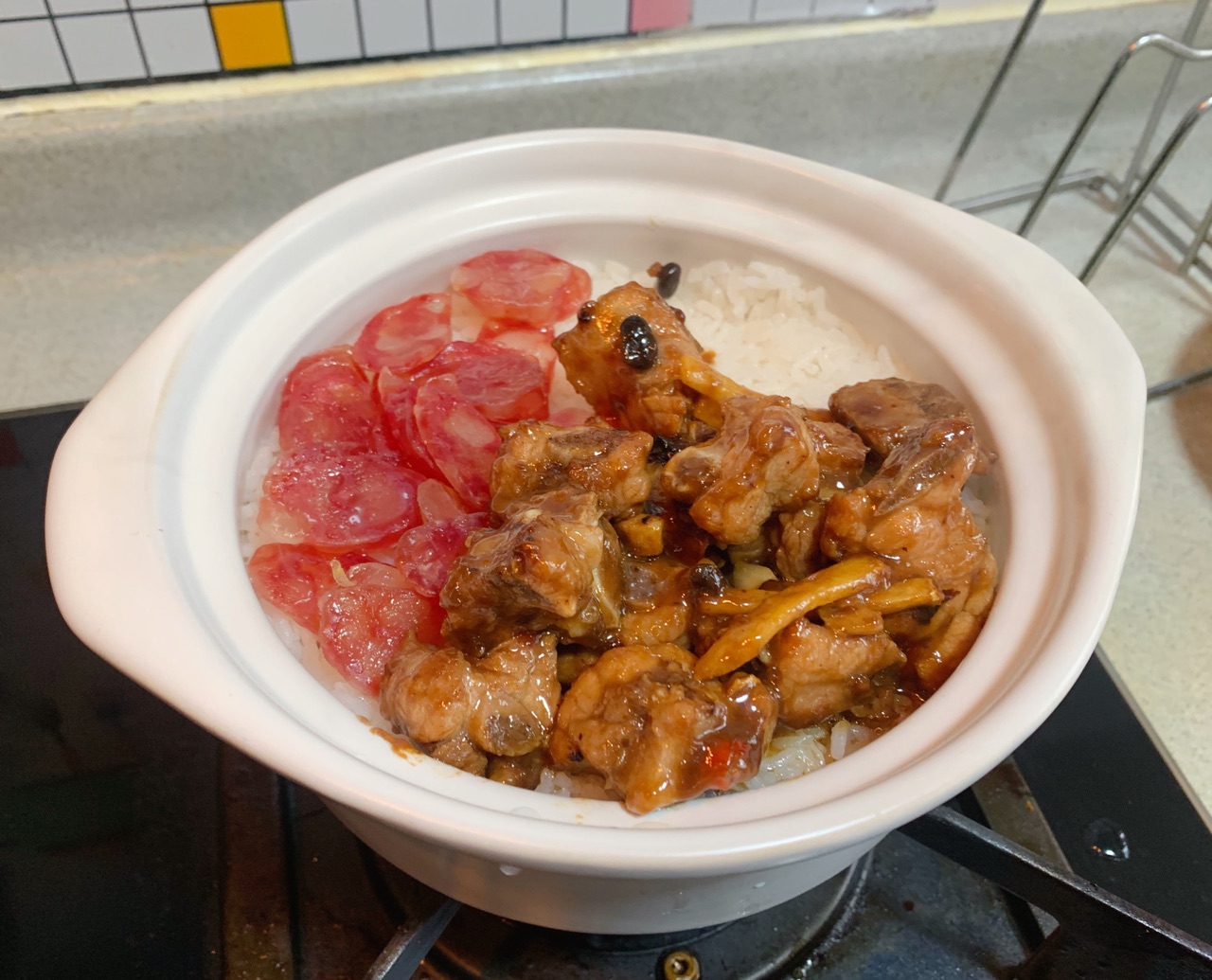简单快手腊肠排骨煲仔饭