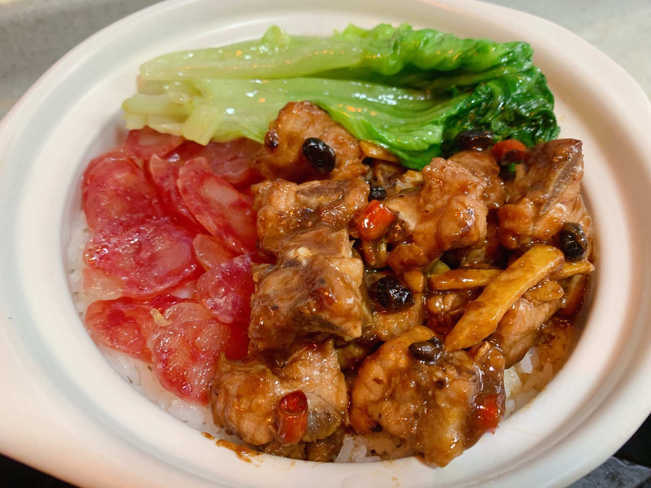 简单快手腊肠排骨煲仔饭