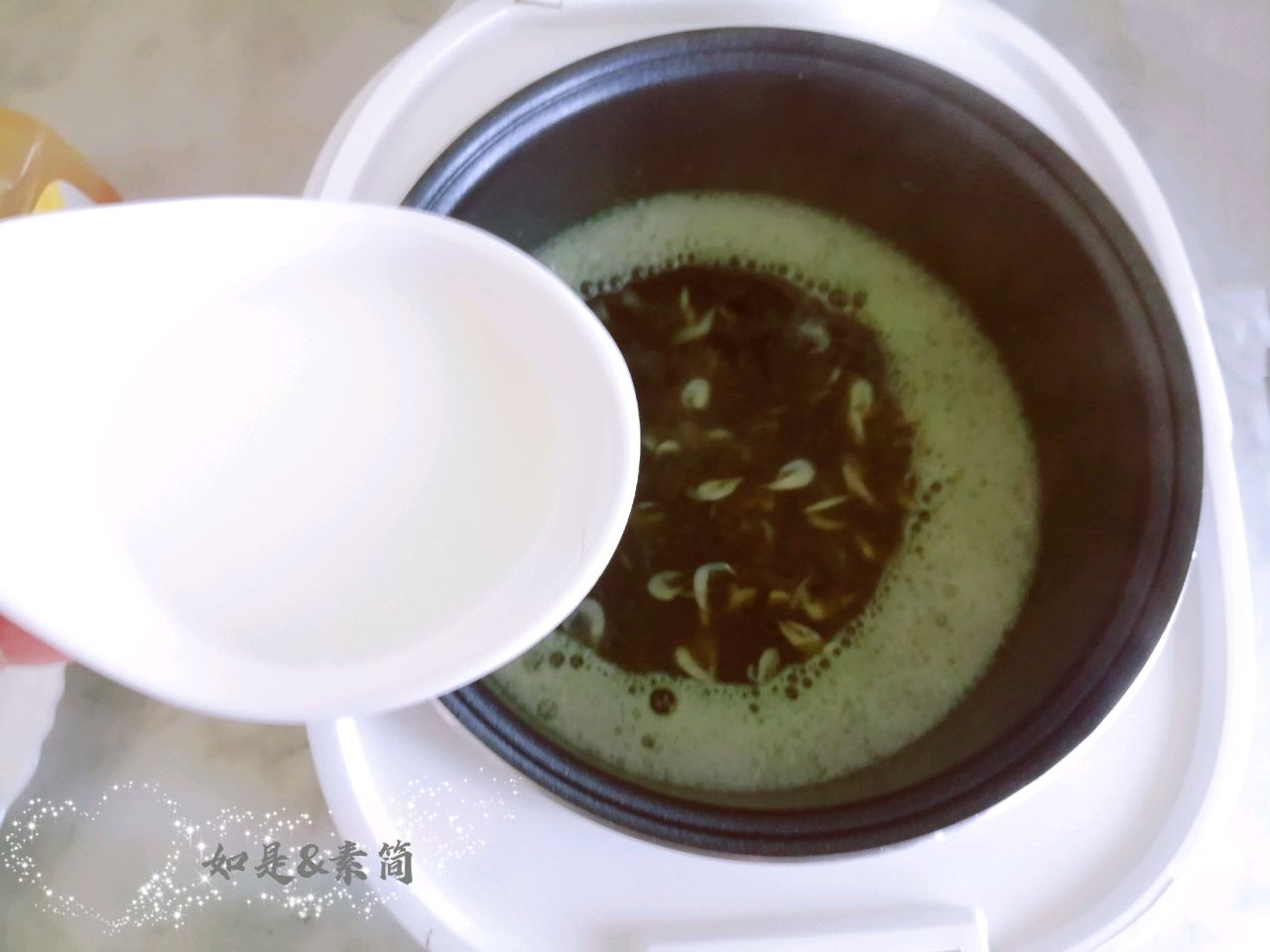 简单美味的紫菜虾皮蛋花汤。