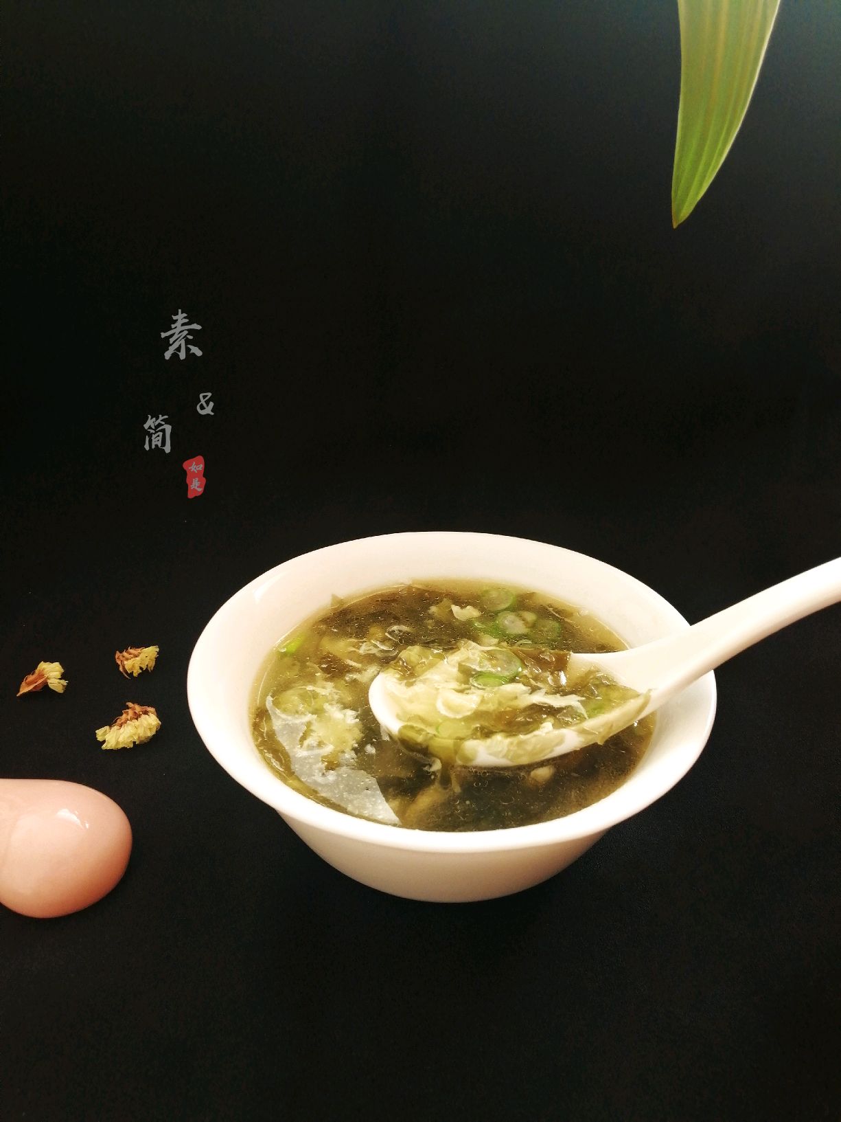 简单美味的紫菜虾皮蛋花汤。
