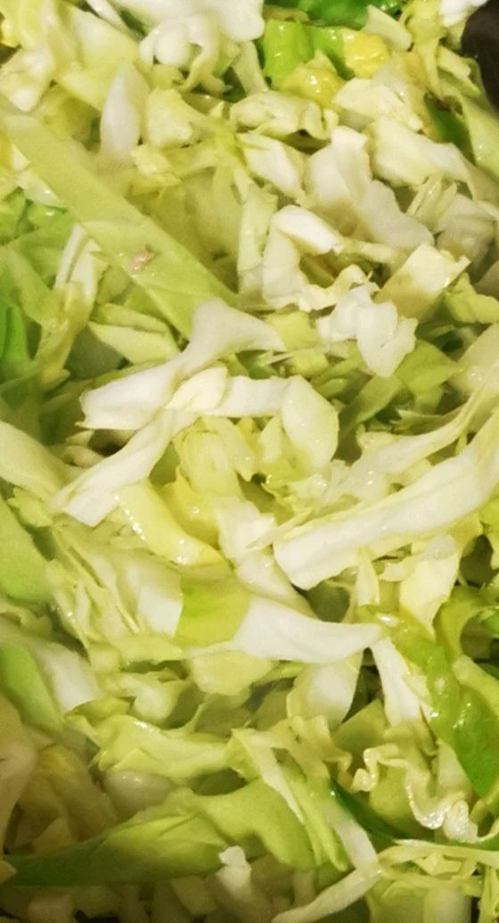简单易学的洋白菜手掰肠炒饼