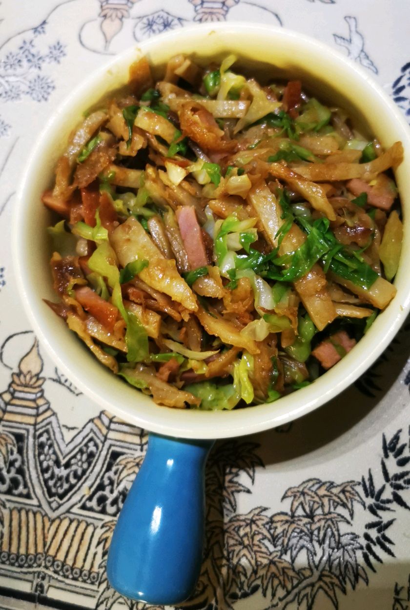 简单易学的洋白菜手掰肠炒饼
