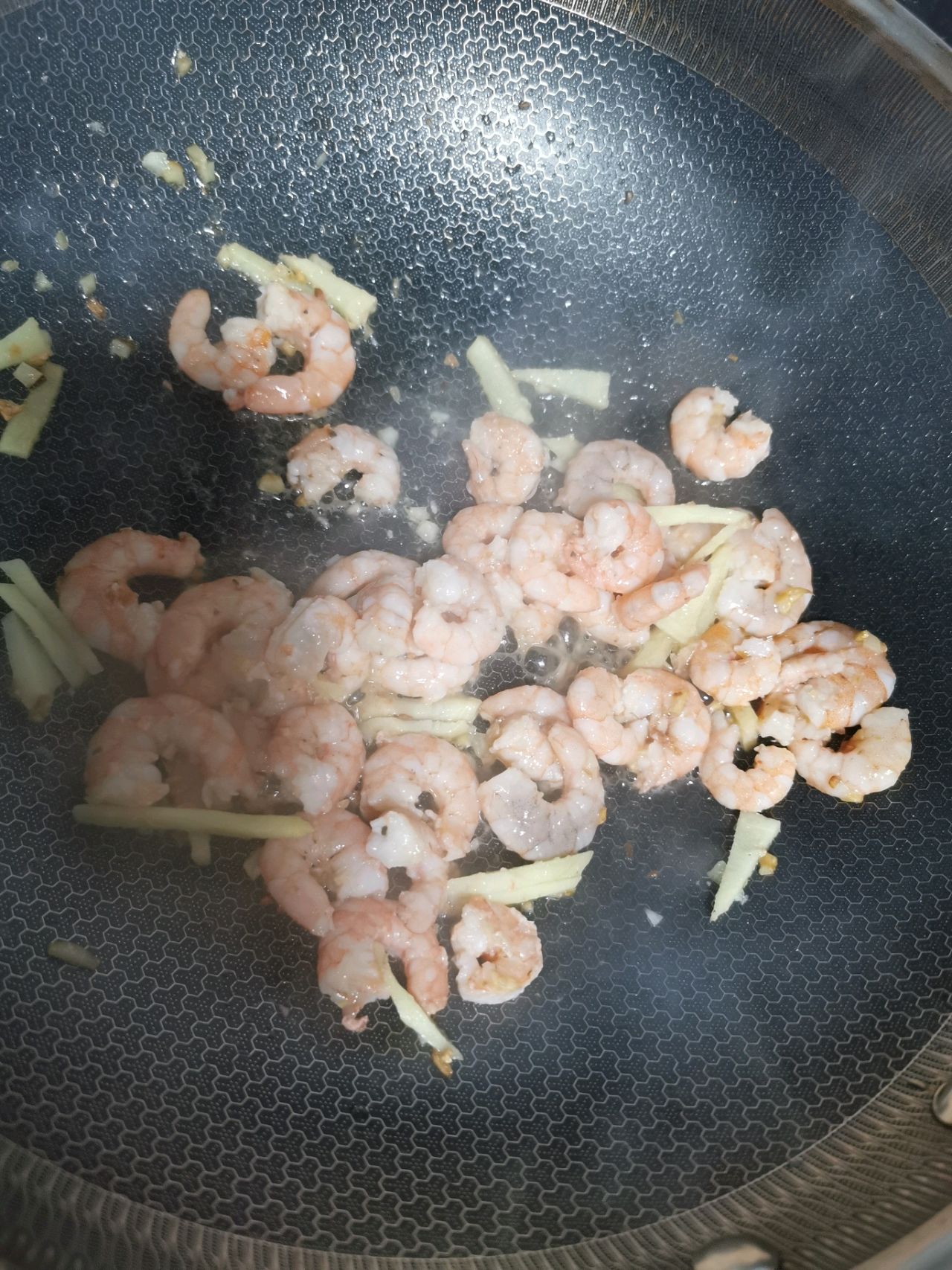 简单易做的蒜香虾仁