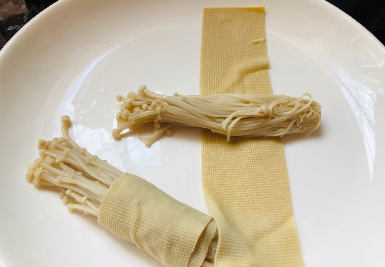 简单营养的豆腐皮包菇