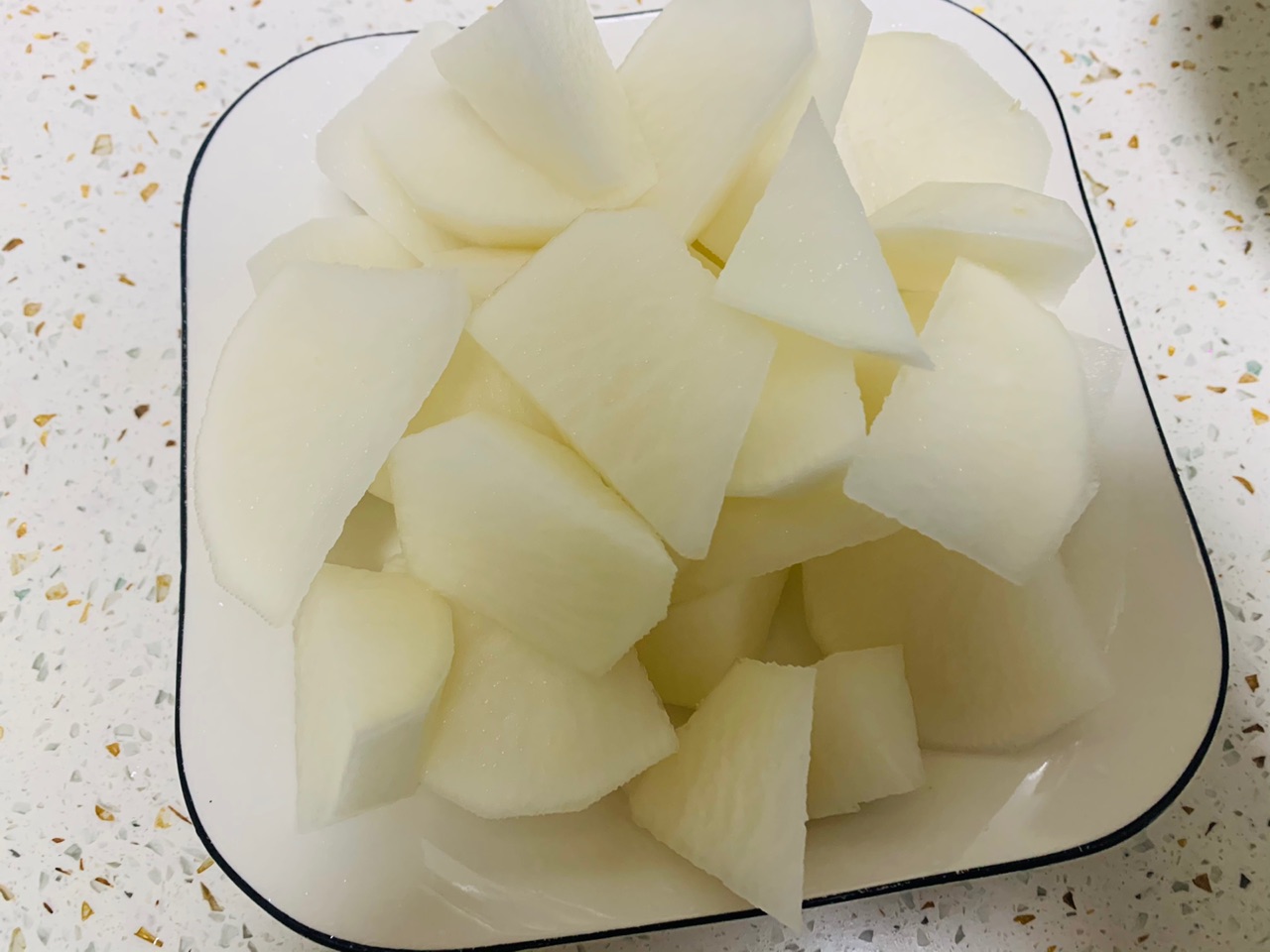 简单营养的萝卜扇骨汤
