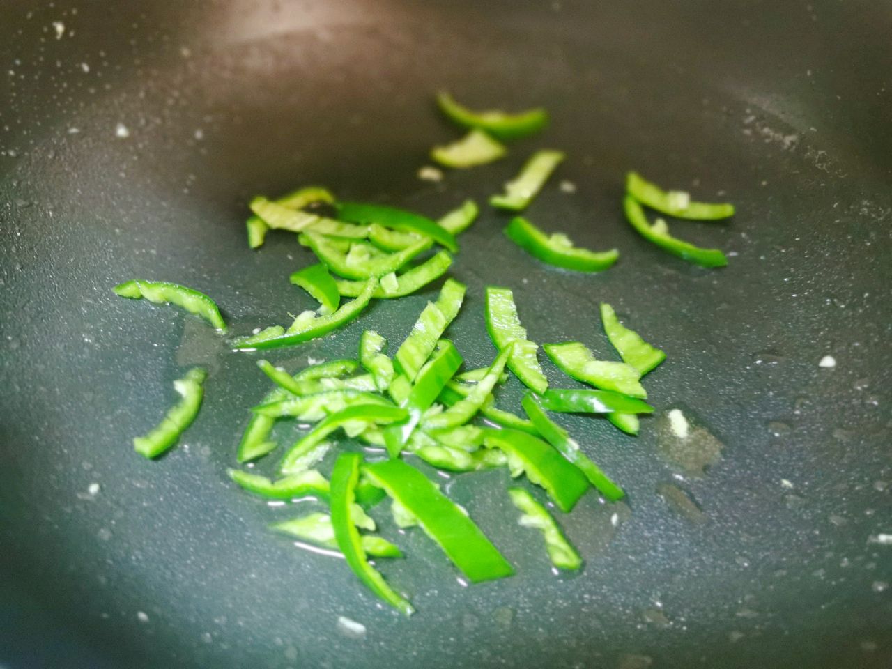 简单又好吃的青椒鸡蛋面