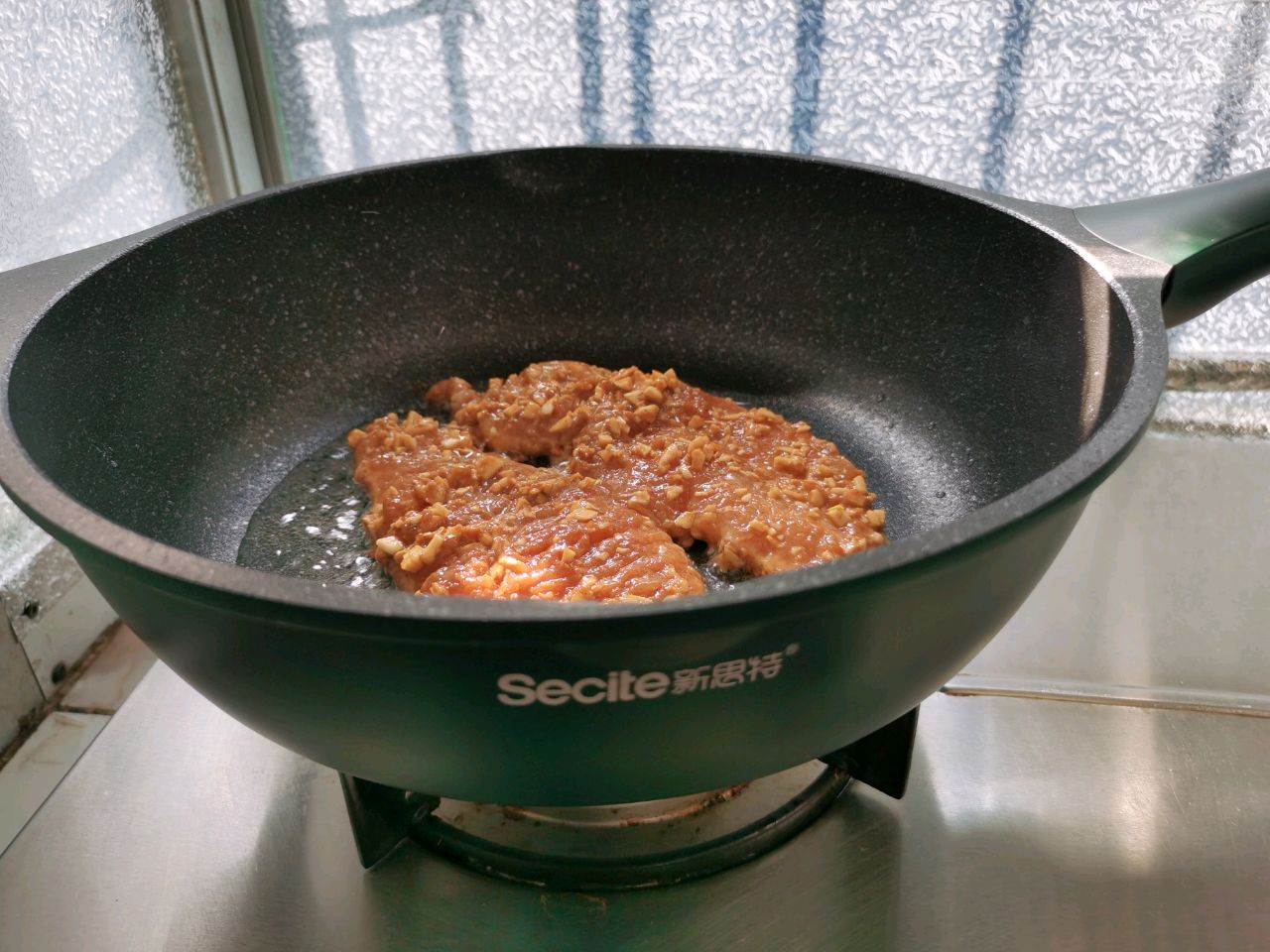 煎蒜香鸡胸肉