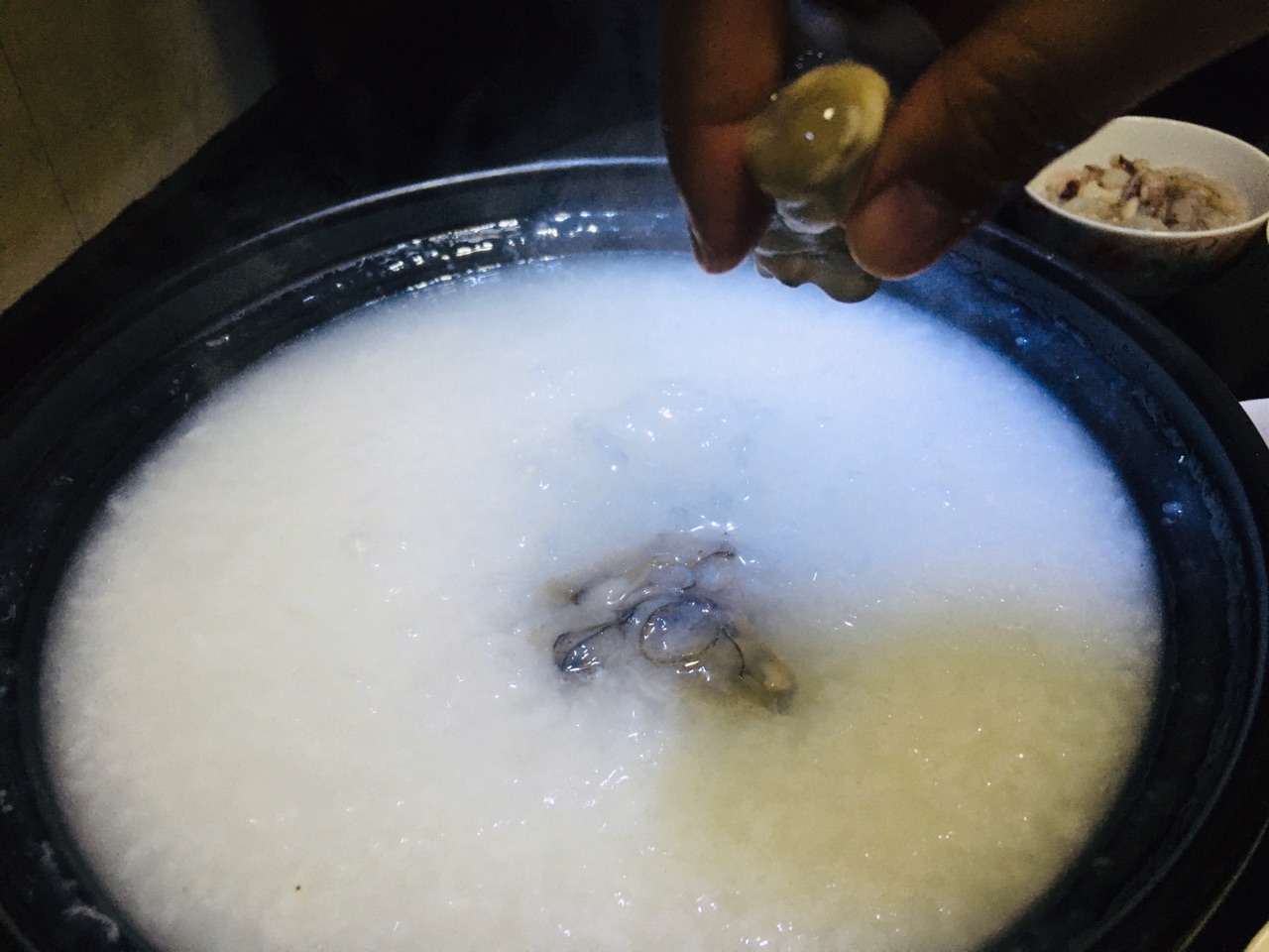 简易生蚝虾仁鱿鱼砂锅粥