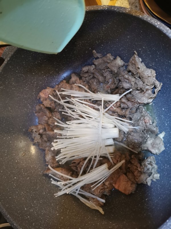 减脂肥牛金针菇蔬菜汤