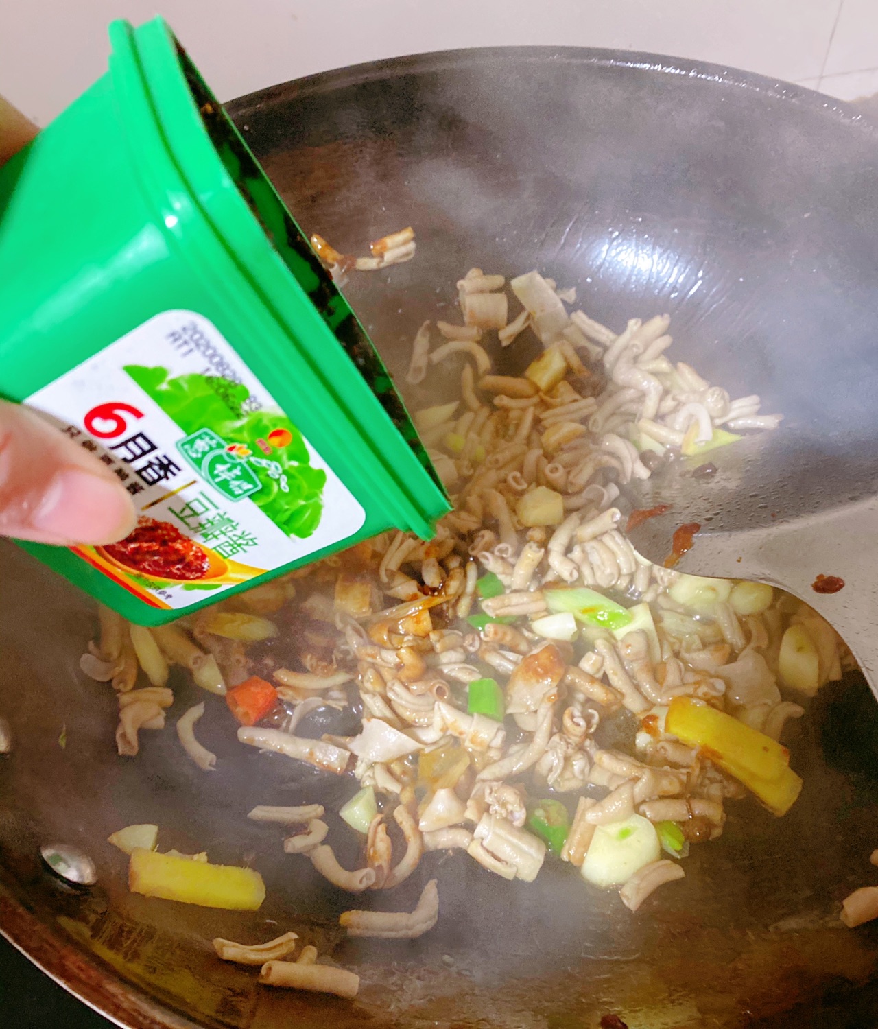 酱爆鸭肠口感爽脆酱香浓郁