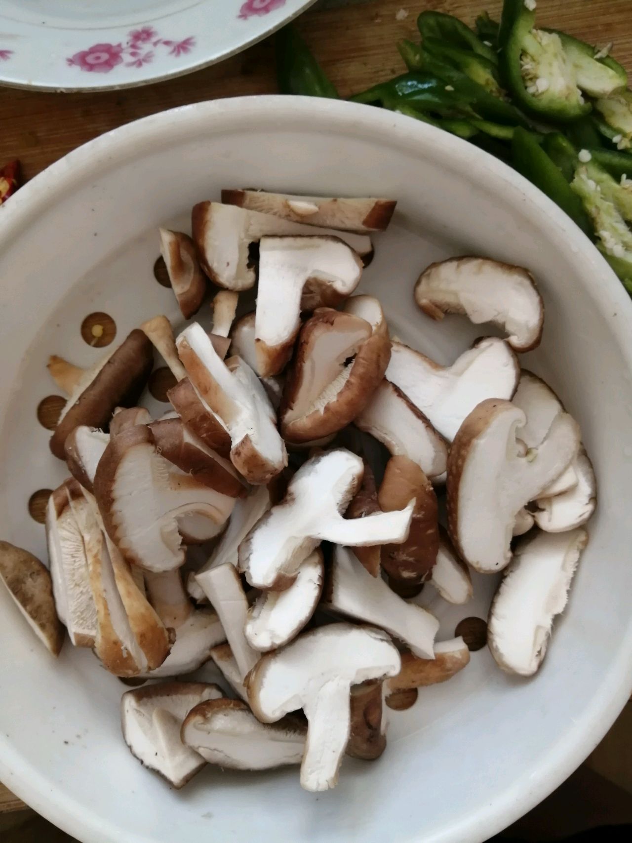 酱香浓郁的香菇鸡丝