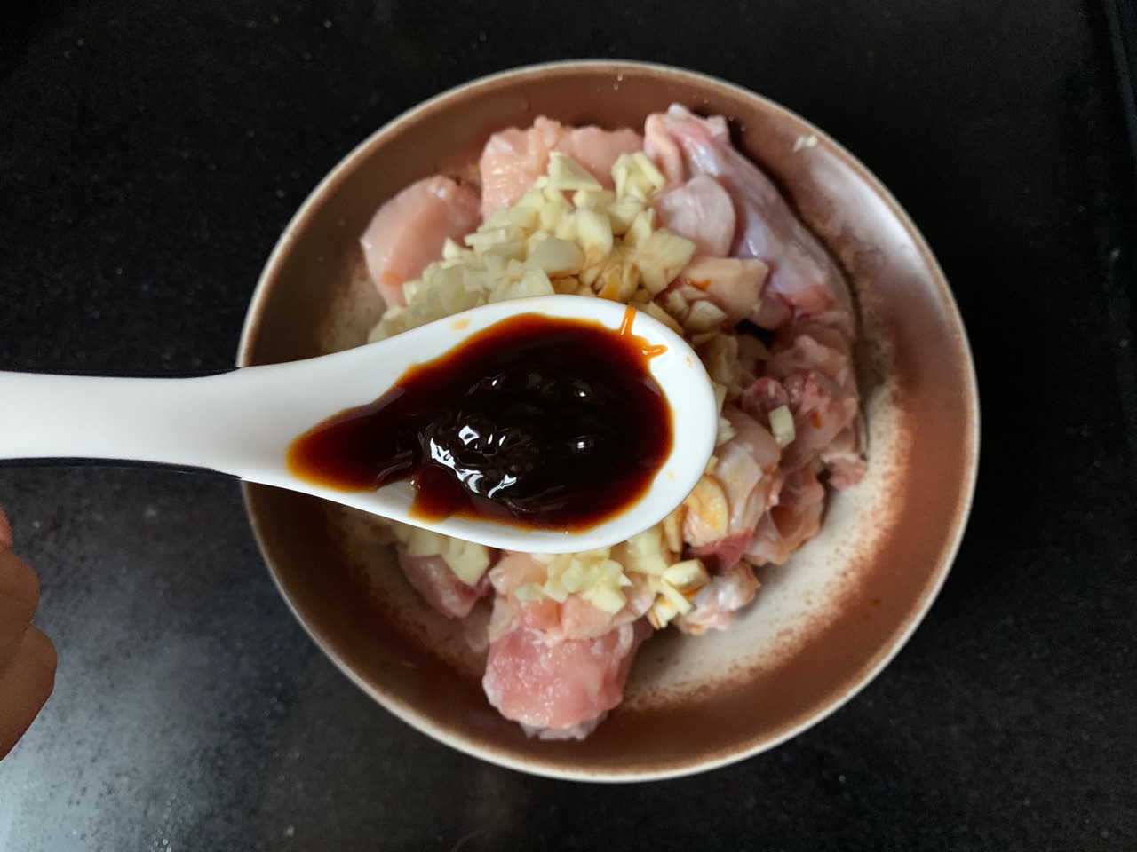 酱汁浓郁蒜香蜂蜜黑椒炒鸡
