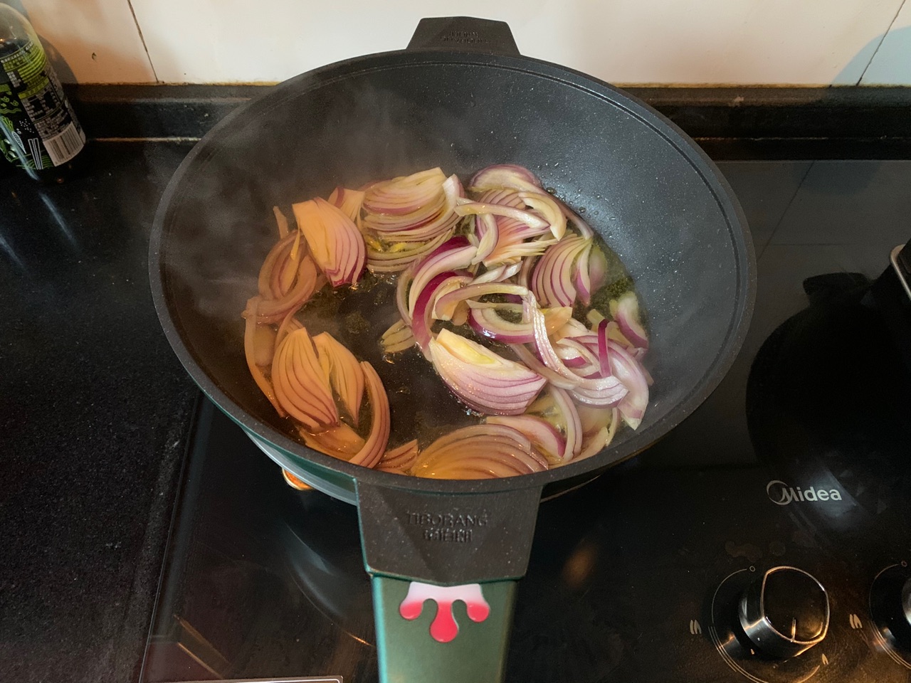 酱汁浓郁蒜香蜂蜜黑椒炒鸡
