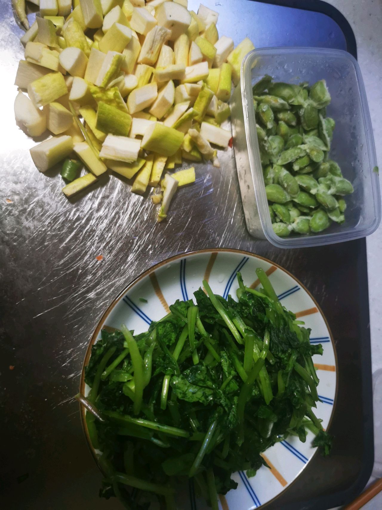 茭白毛豆炒萝卜缨