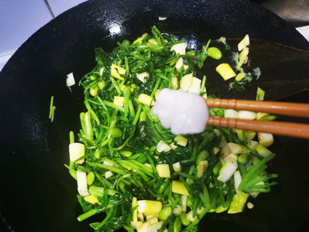 茭白毛豆炒萝卜缨