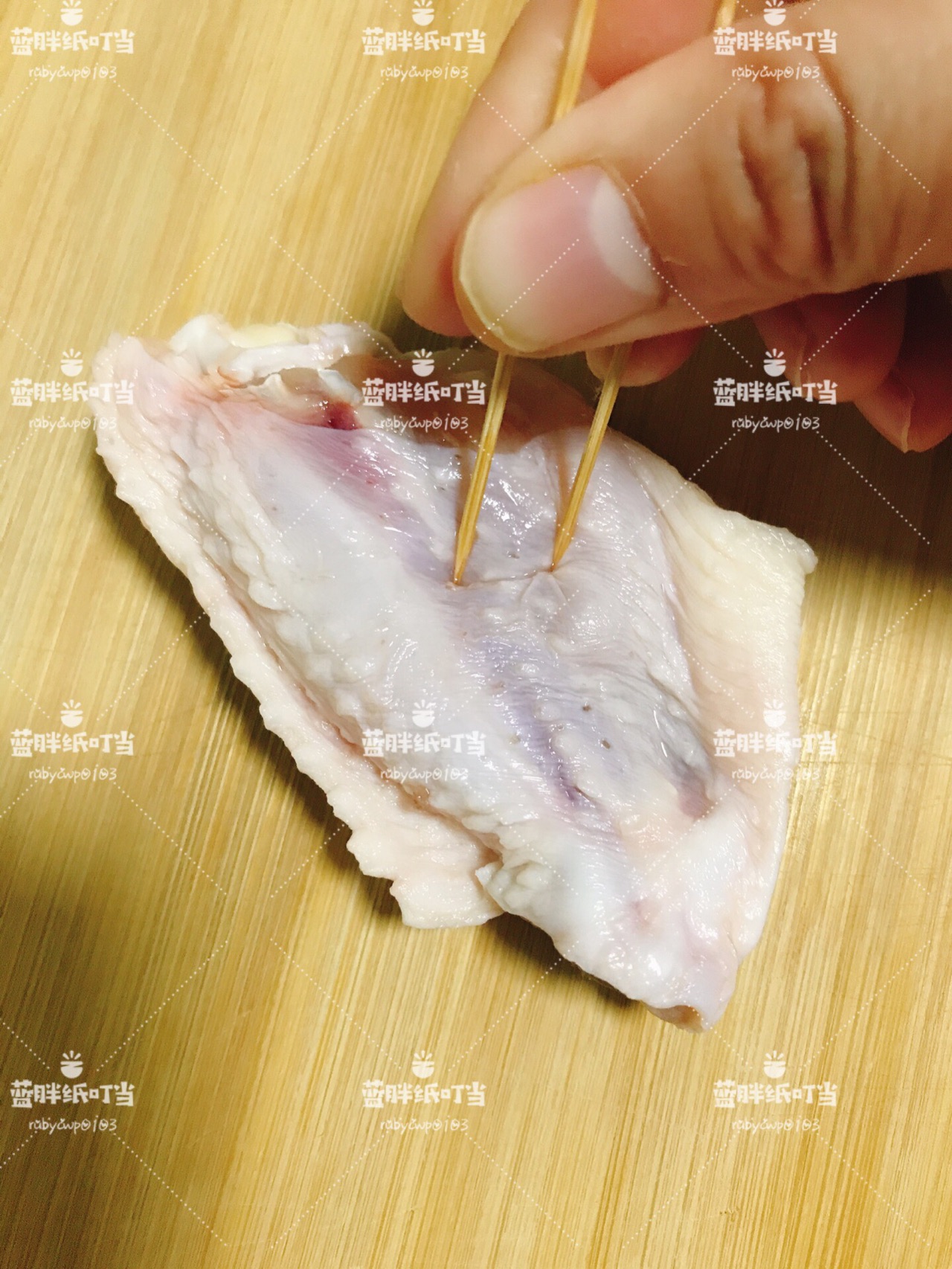 焦黄鲜嫩的新奥尔良烤鸡翅