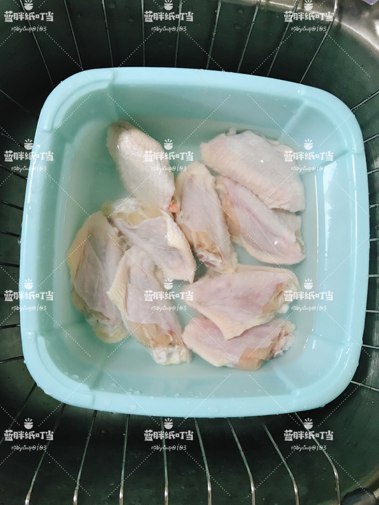 焦黄鲜嫩的新奥尔良烤鸡翅