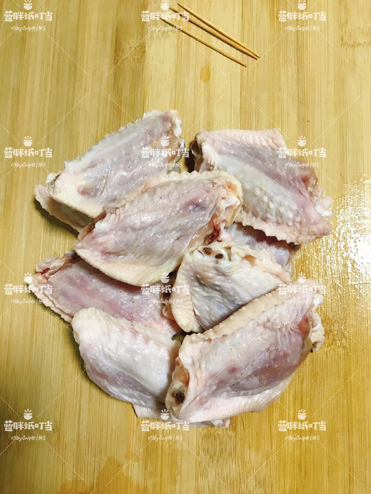 焦黄鲜嫩的新奥尔良烤鸡翅