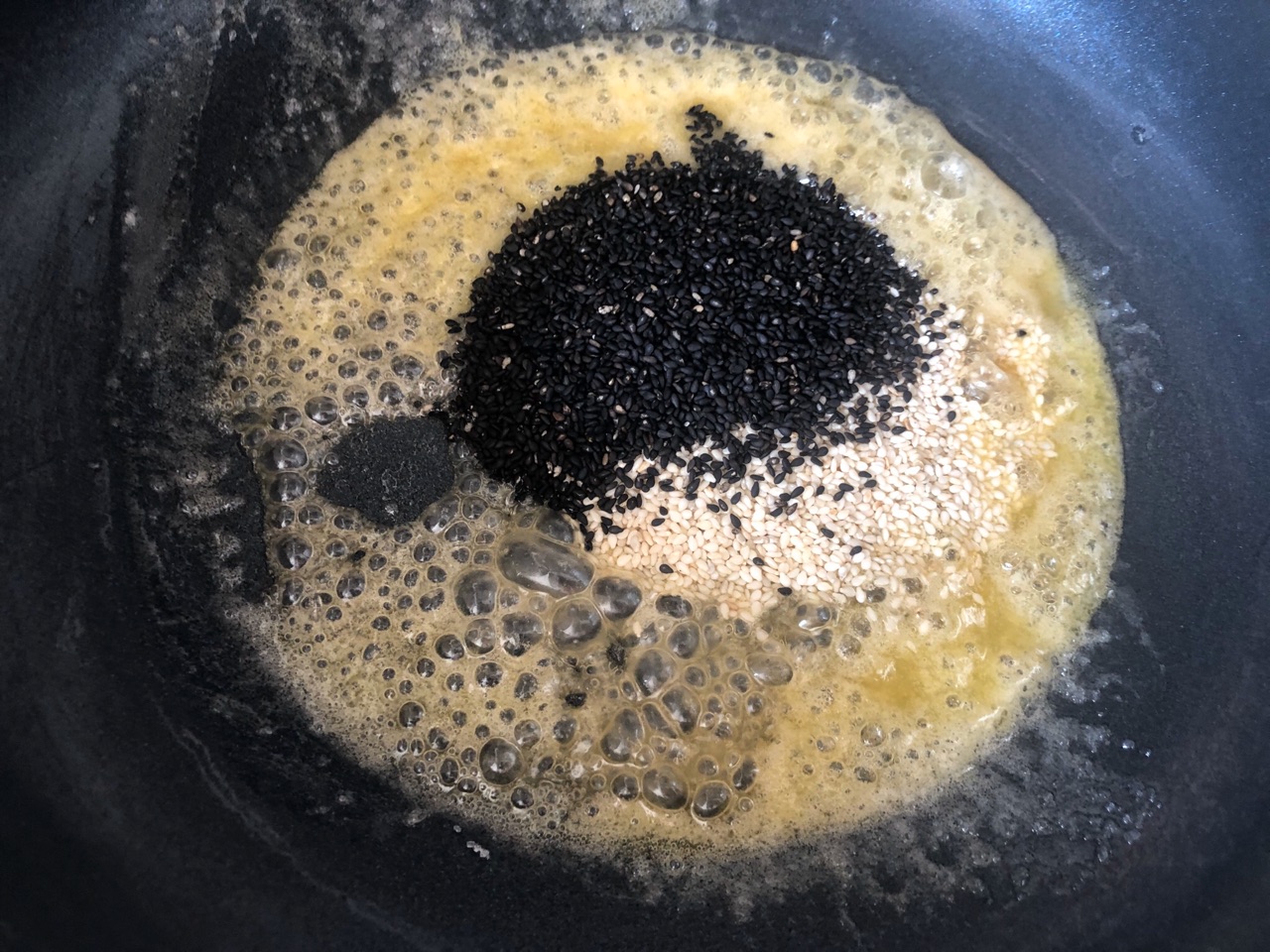 焦糖黑芝麻糯米船