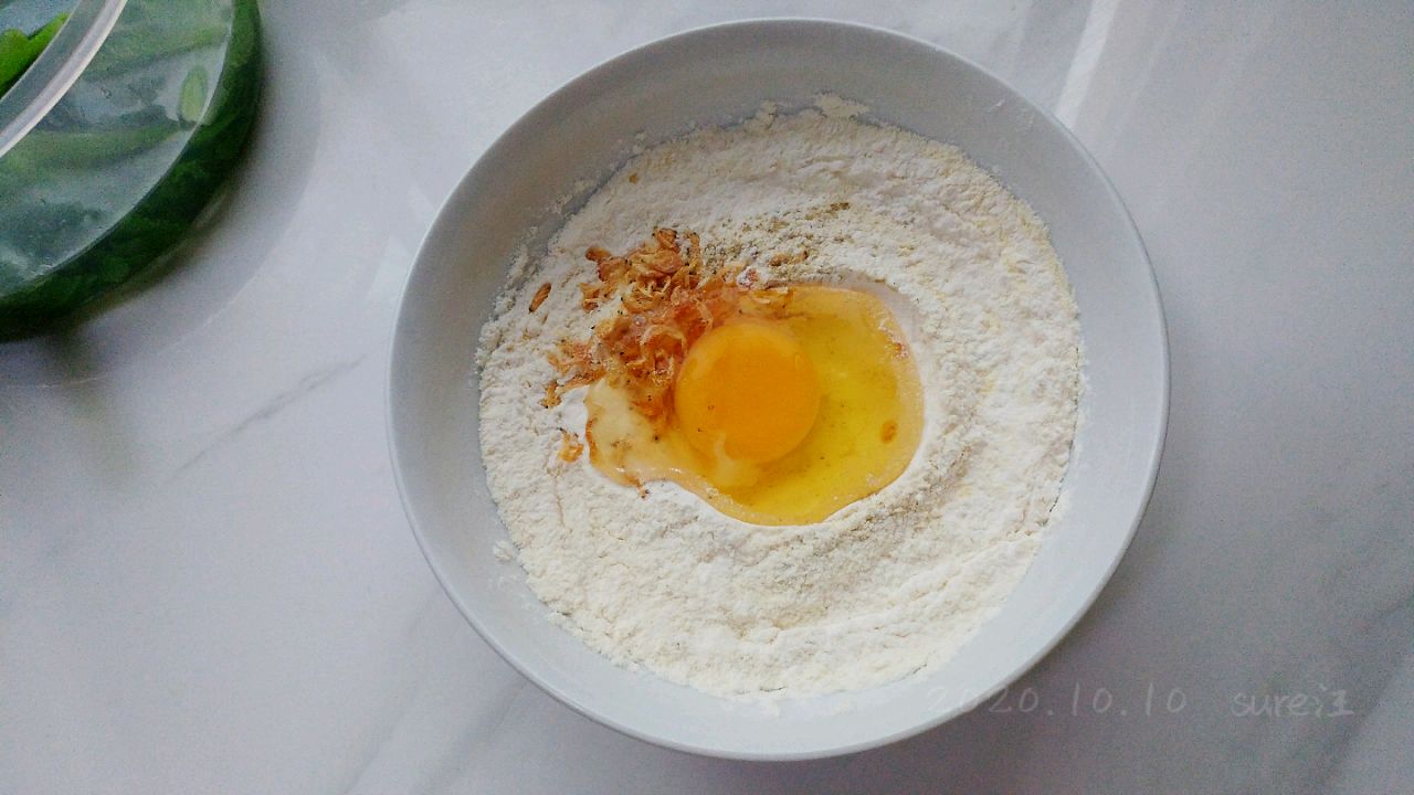 椒盐蛋香虾菜饼