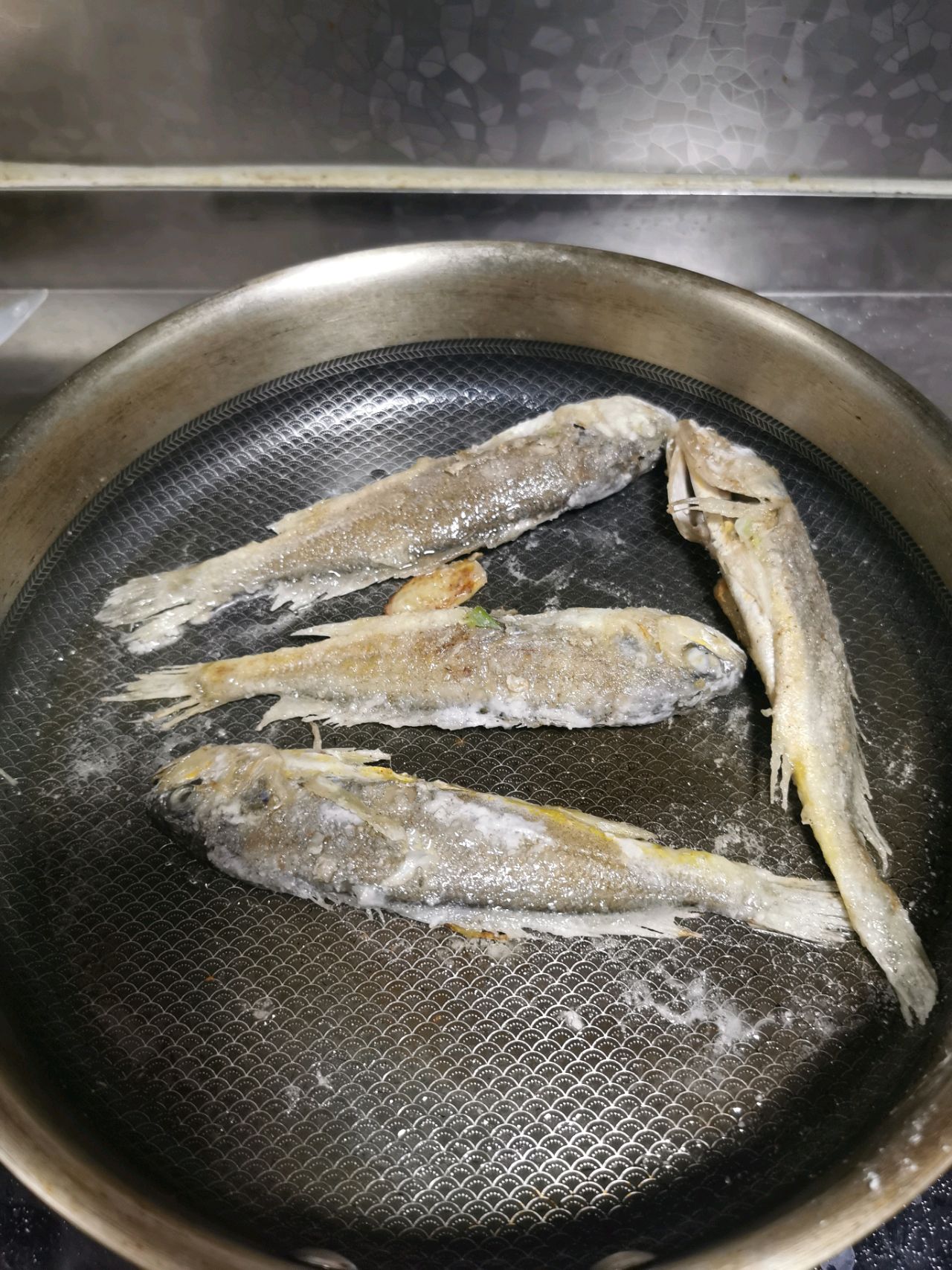 椒盐酥脆小黄鱼